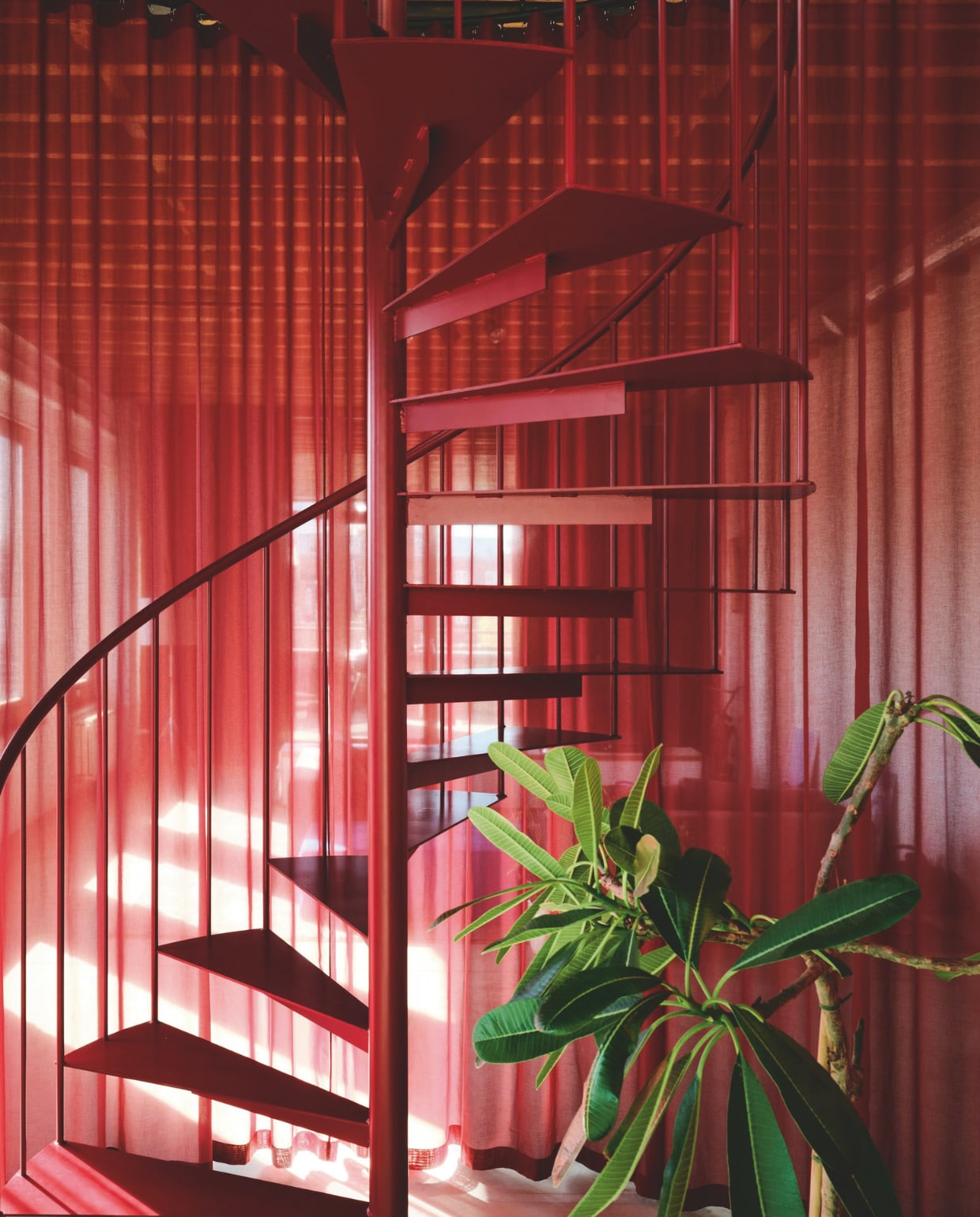 Het gordijn rondom de trap werd vervaardigd door Roos Mertens. vtwonen design 02-2026 | Fotografie Mr. Frank