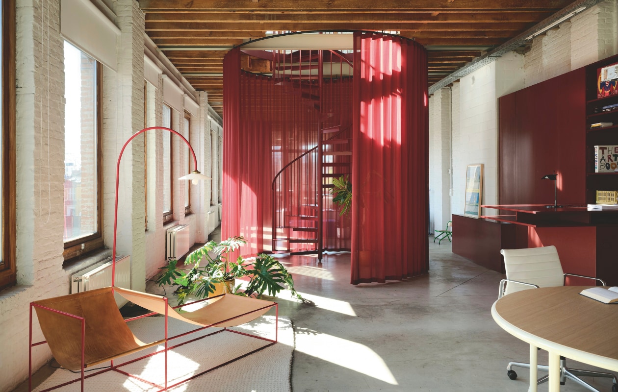 Fauteuil Duo Seat, lamp en tafel Muller Van Severen. Bureaustoel EA17 van Eames voor Vitra. vtwonen design 02-2026 | Fotografie Mr. Frank