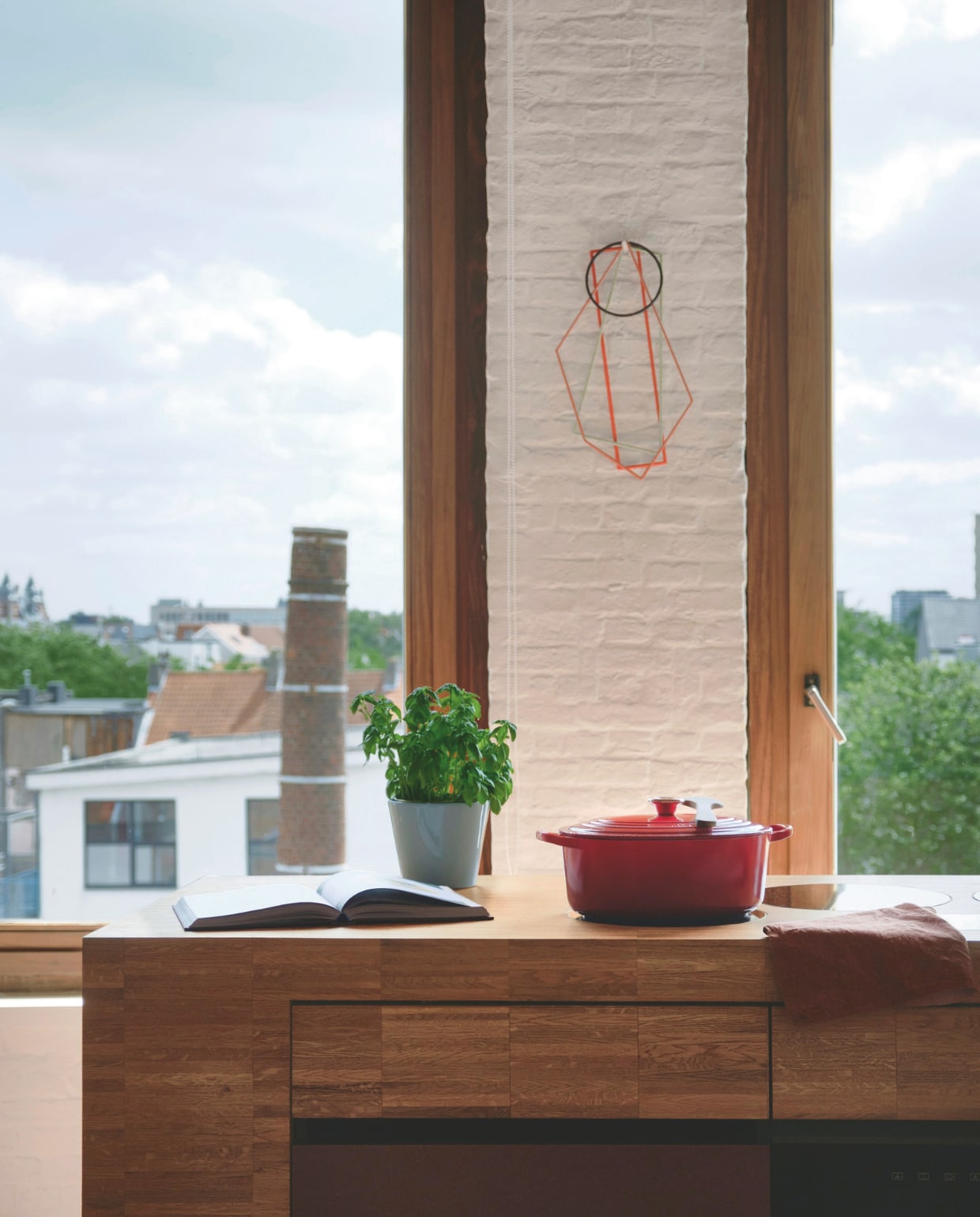 Braadpan Le Creuset. Onderzetterset aan de wand Muller Van Severen voor Valerie Objects. vtwonen design 02-2026 | Fotografie Mr. Frank