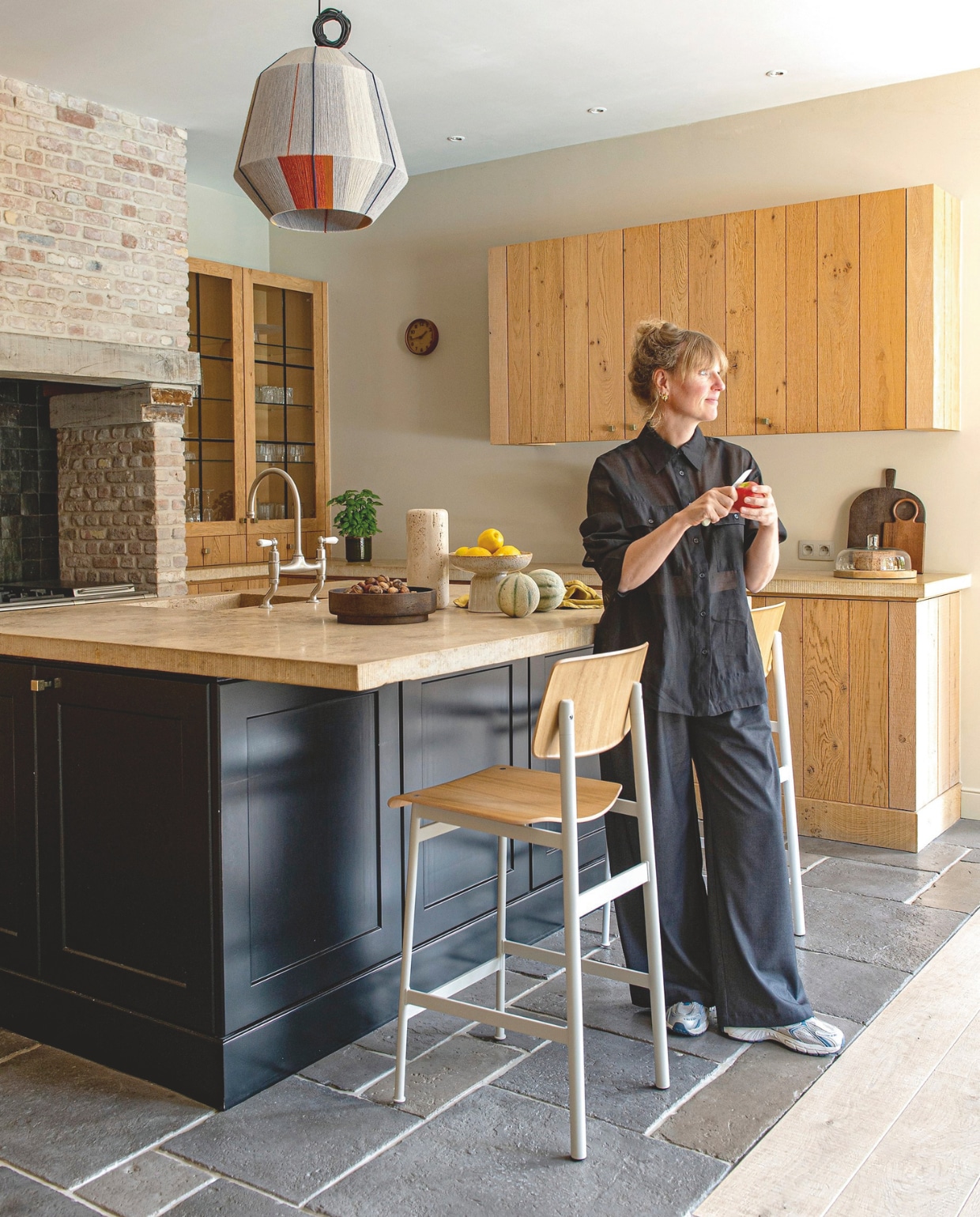 Barstoelen Muuto. Tegelvloer Castle stones. Hanglamp Hay. Schaal en borrelplanken H&m home. Fruitschaal Bloomingville. Vaas kringloopwinkel. Kaasstolp Zara home.  vtwonen landelijk 03-2026 | styling Katleen Willaert | fotografie Caroline Coehorst