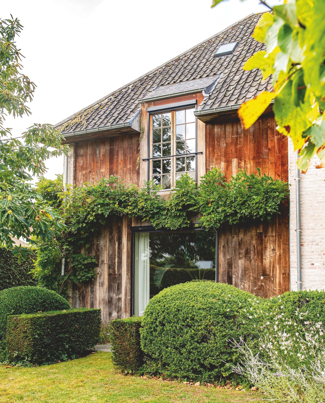 Klimplant blauweregen. Boomsoort kastanje. Hegsoort beukenhaag. Planten in border lavendel en veldbies. vtwonen landelijk 03-2026 | styling Katleen Willaert | fotografie Caroline Coehorst