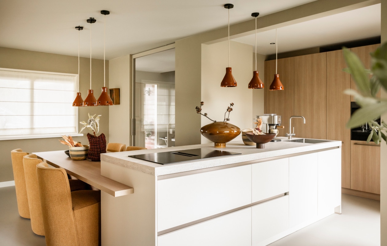 Vloer vtwonen Marmoleum Basic truffle vtw120 met vloerverwarming Aanhuis. Keuken met 2 kleur fronten hoge kasten in eiken urban, ⁠eiland in sarah beige, ⁠⁠werkblad in travertino Mandemakers. Hanglamp Terra van Household Hardware vtwonen shop. Overige productinformatie via https://www.vtwonen.nl/weer-verliefd-op-je-huis/aflevering-7-liza-veenendaal-resultaat~0bbcc8c.