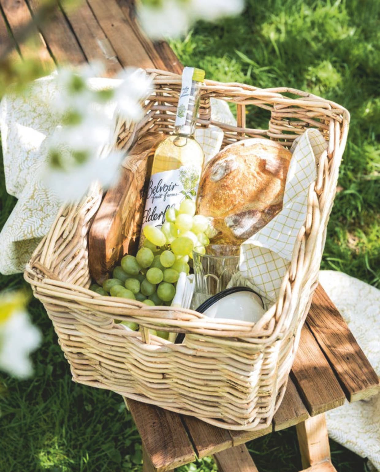 Picknickmand vtwonen Landelijk 03-2026 | styling Moniek Visser | fotografie Sjoerd Eickmans