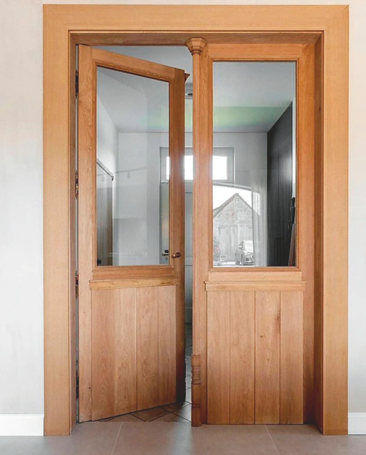 De Waerhert binnendeur op maat, hout en glas, maatwerk, prijs op aanvraag (dewaerhert.com). vtwonen landelijk 03-2026 | styling Katleen Willaert | fotografie Caroline Coehorst