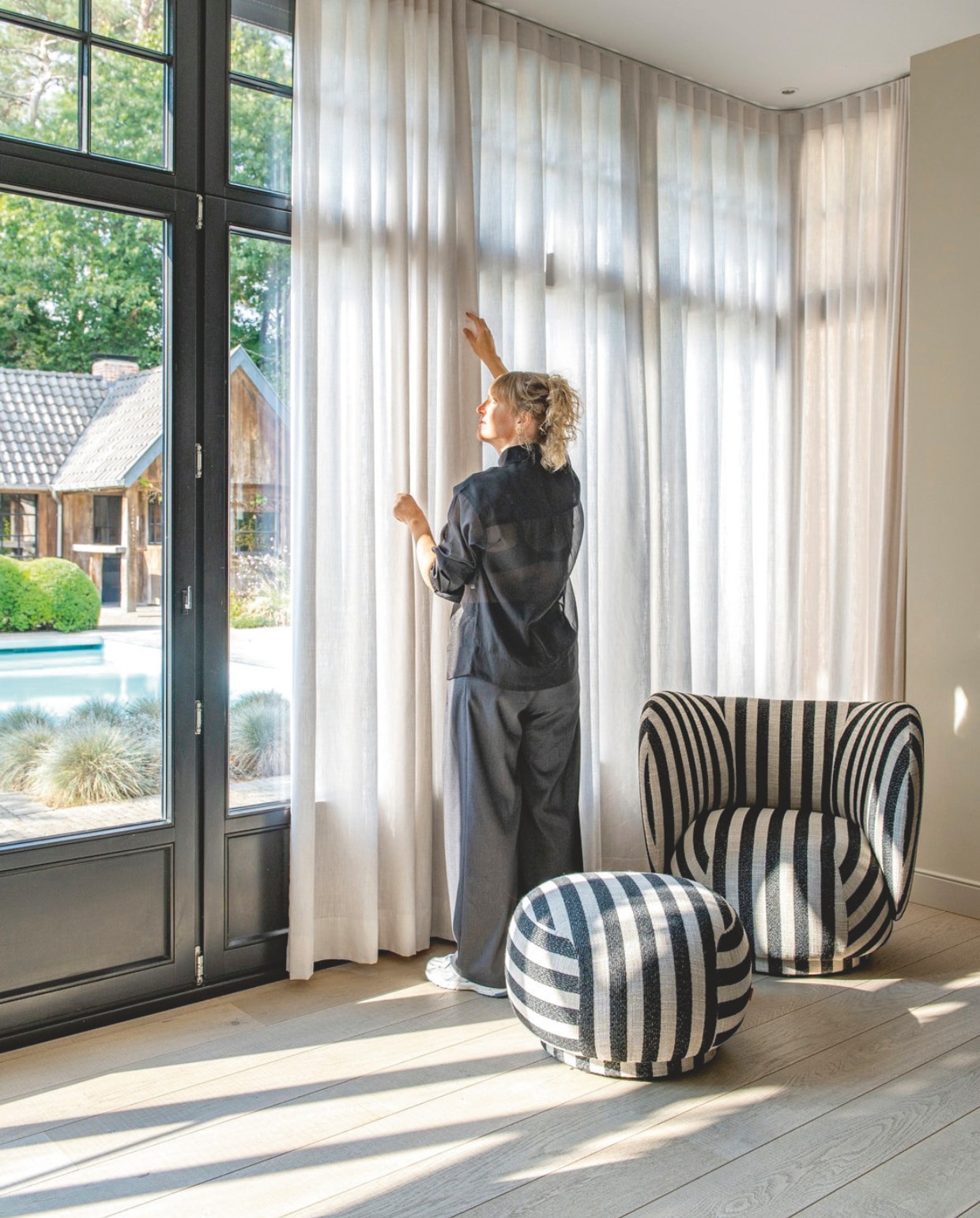 Gordijnen in lichte kleuren verzachten het interieur. Kies voor sheer met een lichtroze tint om een warme gloed over de ruimte te werpen of houd het simpel en strak met wit. vtwonen landelijk 03-2026 | styling Katleen Willaert | fotografie Caroline Coehorst