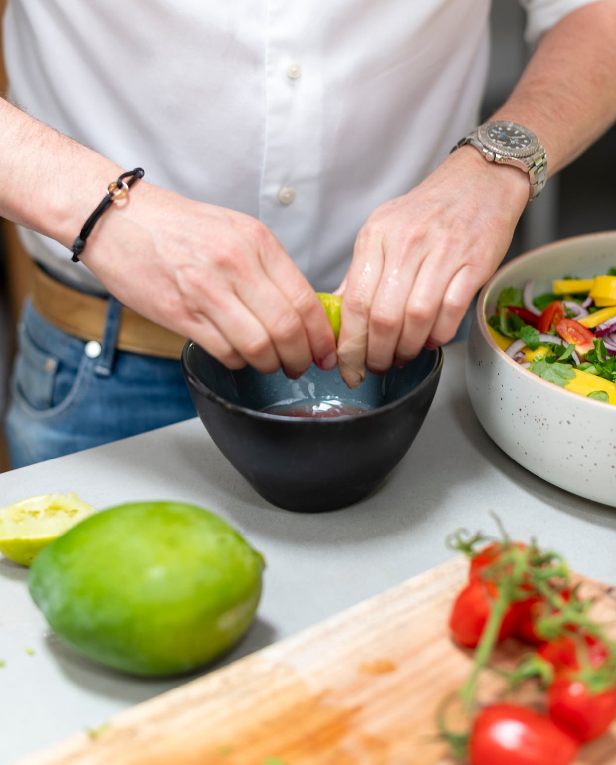 Peper-en-zoutstel en snijplanken Cosy&Trendy. Snijplanken aan balk Boska. Schalen Westwing. vtwonen Landelijk 03-2026 | fotografie Suzanne Paap