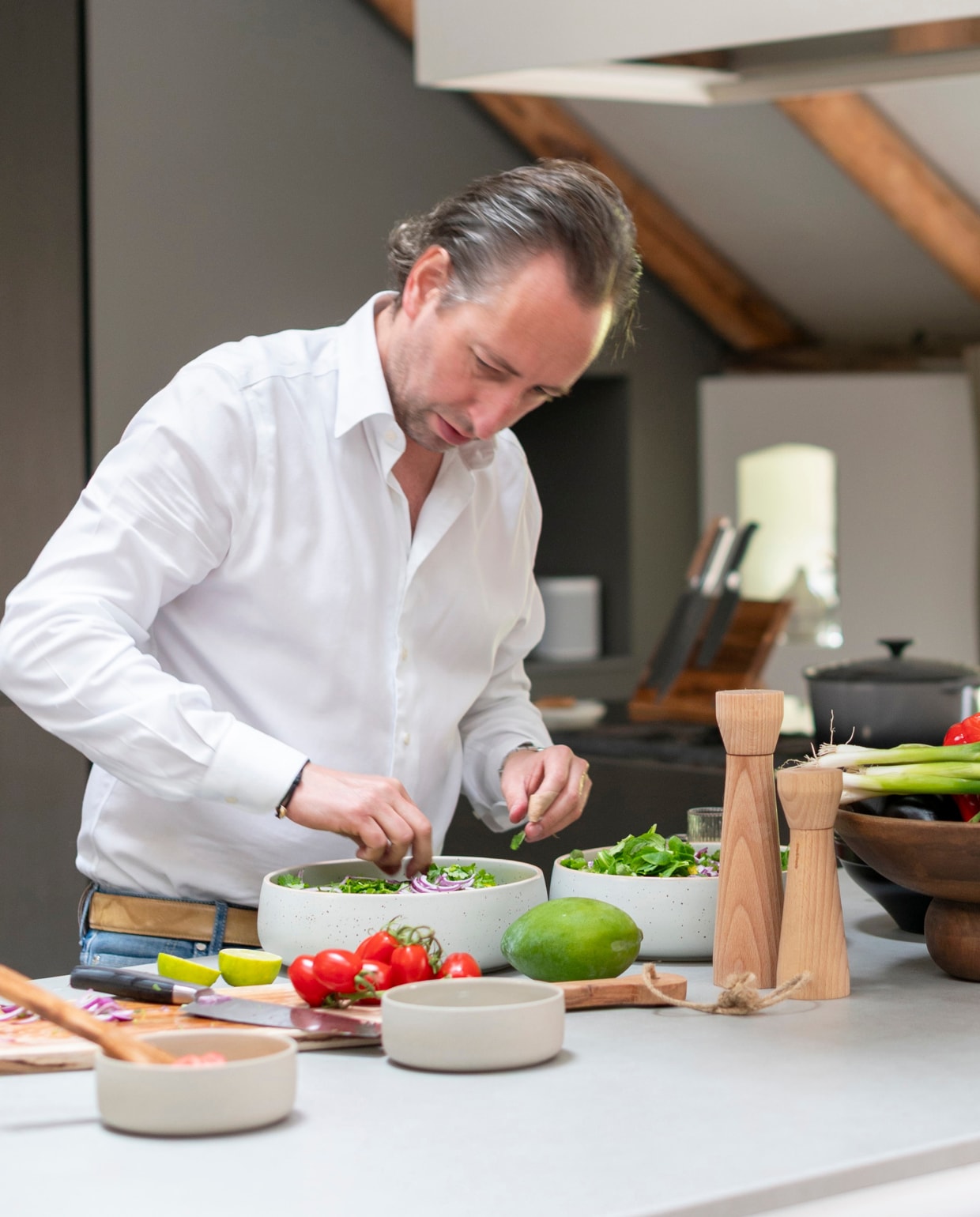 Peper-en-zoutstel en snijplanken Cosy&Trendy. Snijplanken aan balk Boska. Schalen Westwing. vtwonen Landelijk 03-2026 | fotografie Suzanne Paap