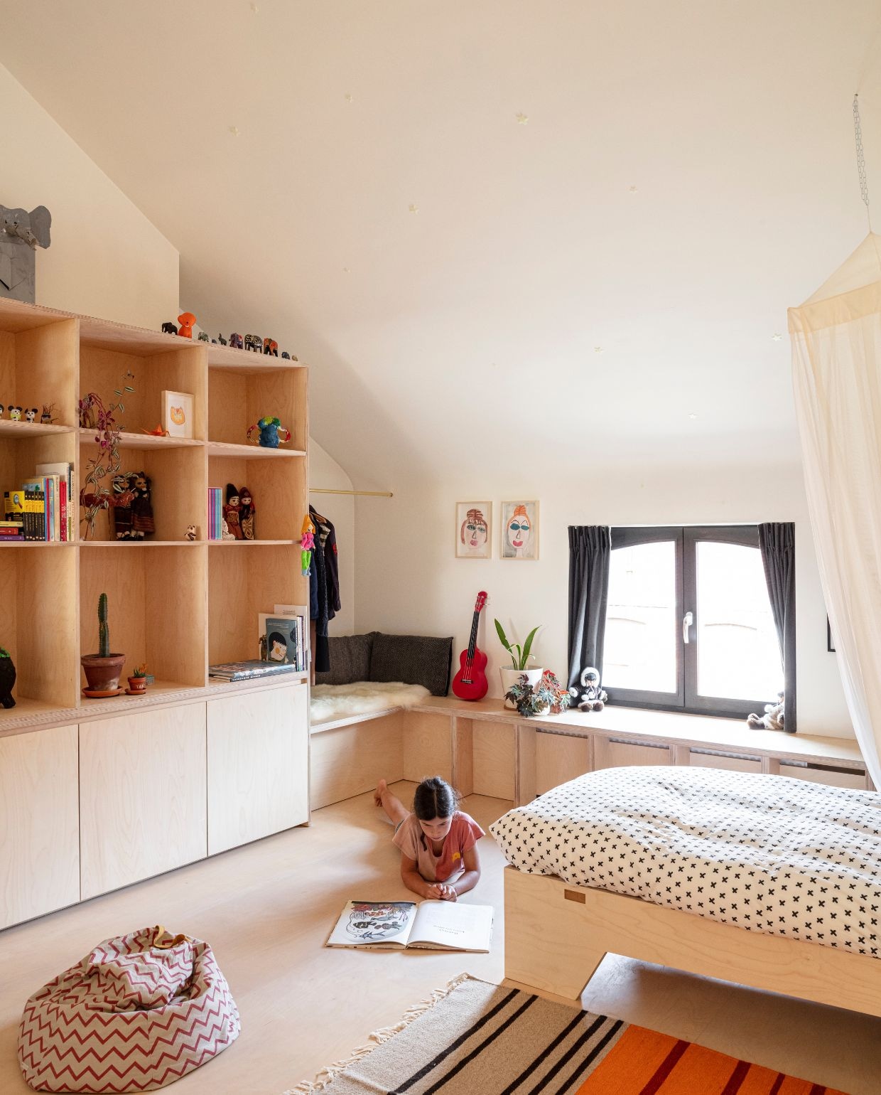 Vloer en kast zelfgemaakt van multiplex berk. Bed Atelier Janda Vanderghote. Dekbedovertrek Hema. Vloerkleed A.puur.a. Zitzak Nobodinoz. Schapenvacht Ikea. vtwonen 03-2026 | fotografie Tim van de Velde