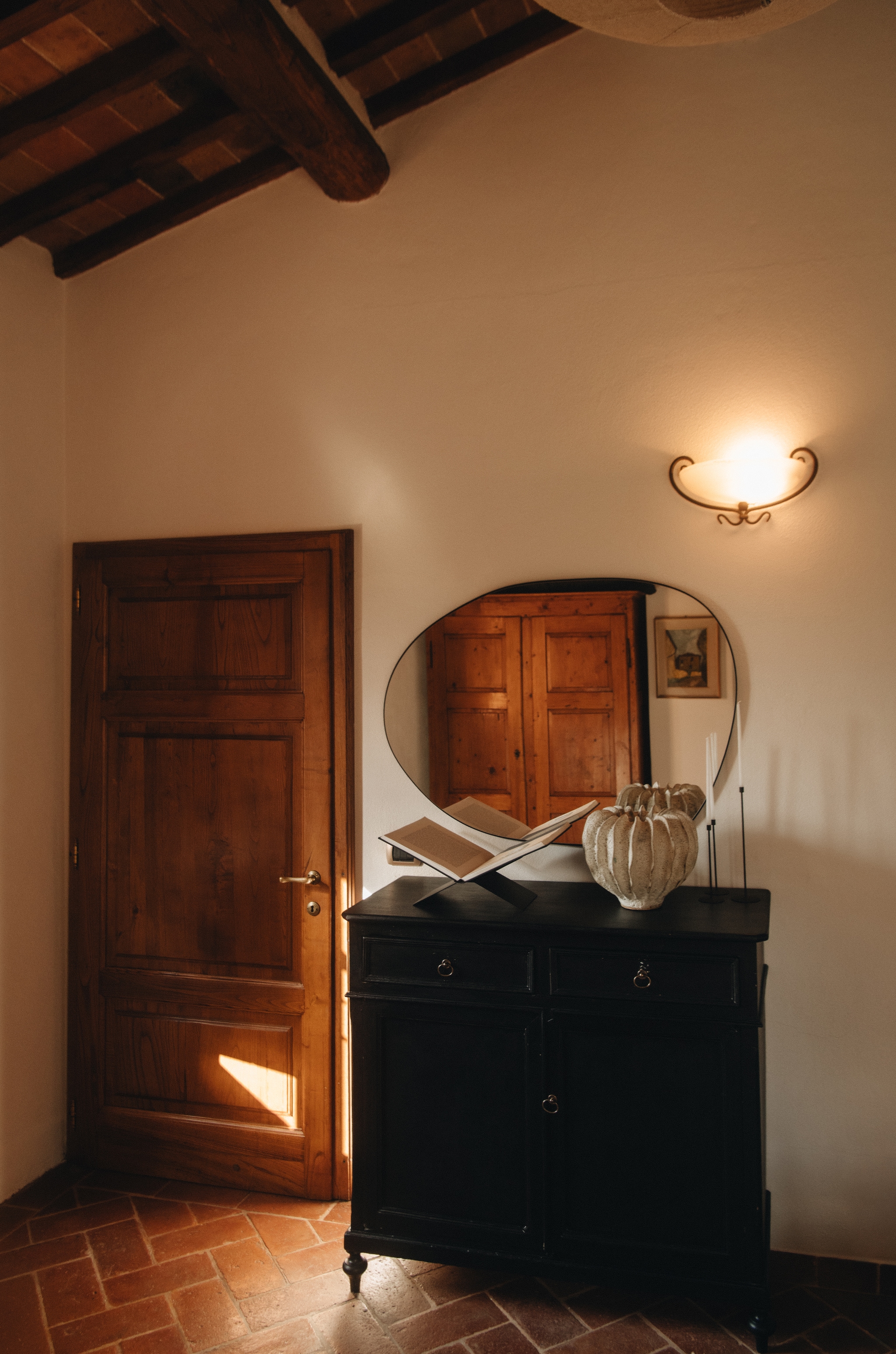 Oude commode zwartgeverfd. Vaas Artilleriet. BoekenstandaardMendo. Antiek Italiaans sprookjesboek. Spiegel en kandelaars Zara Home. Oud schilderijtje gekocht op een markt. vtwonen landelijk 6-2026 | fotografie Jeroen Noordzij