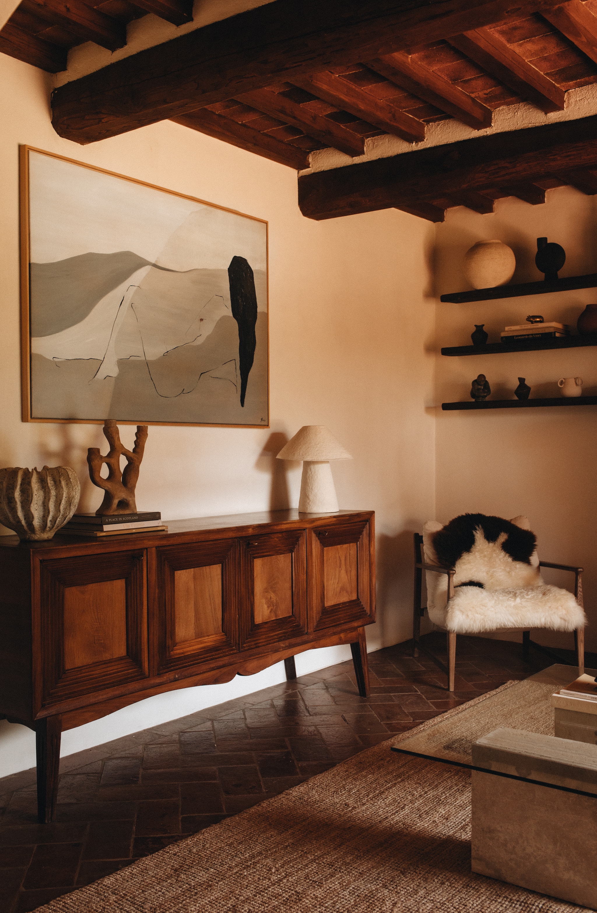 Anitiek dressoir. Schilderij Studiopols, op basis van een foto van Jeroen. Lamp en fauteuil Zara Home. Zara Home. Vaas Artilleriet. Schapenvacht Skyeskins. vtwonen landelijk 6-2026 | fotografie Jeroen Noordzij