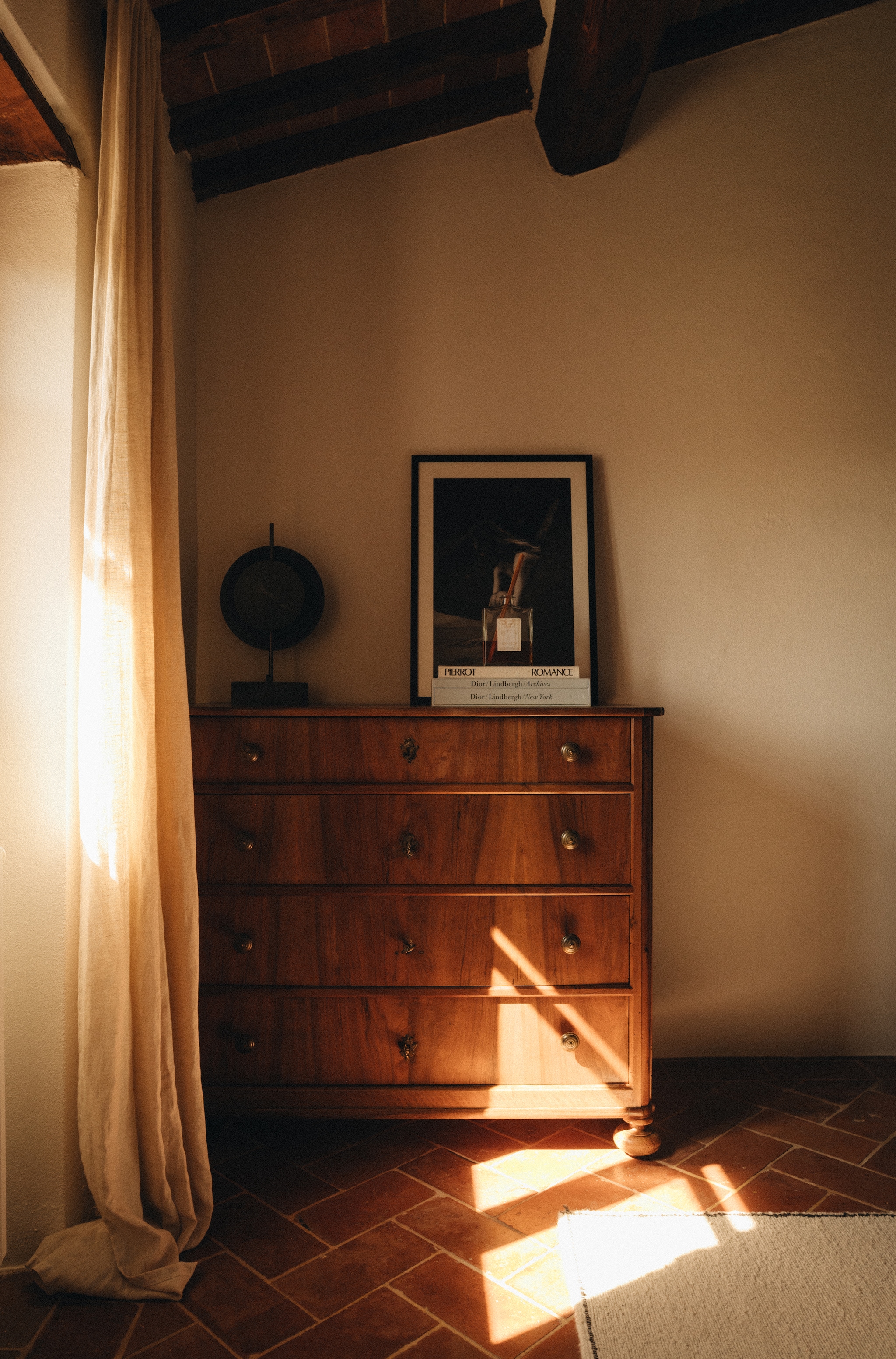 Gordijnen Zara Home. De antieke kast stond nog in het huis. Lamp 101 Copenhagen. Fotowerk van Jeroen. vtwonen landelijk 6-2026 | fotografie Jeroen Noordzij