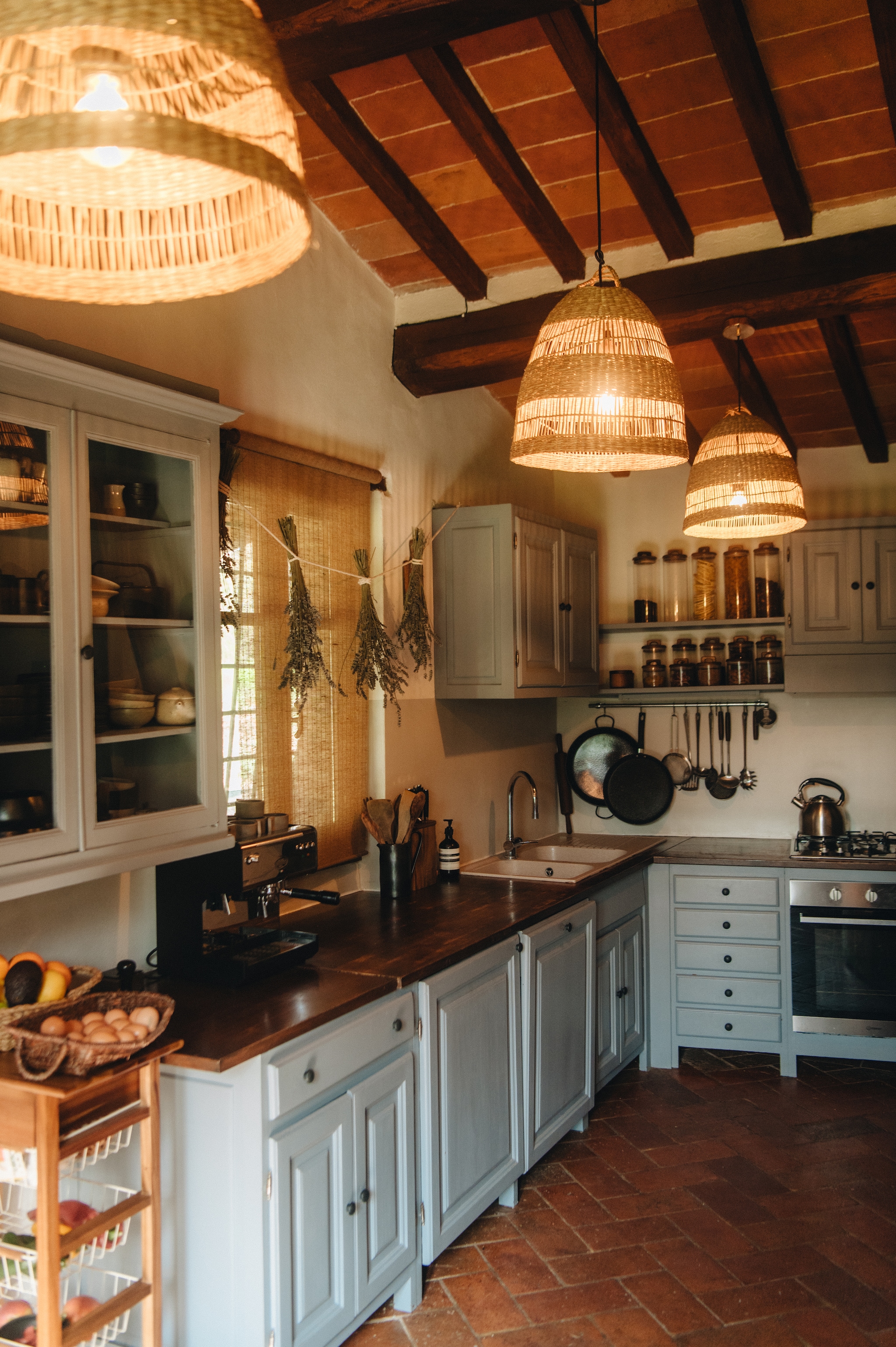 De traditionele keuken zat al in het huis en schilderden ze grijsblauw. Lampen, potten en smalle kast Zara Home. Serviesgoed Serax en Ferm Living. vtwonen landelijk 6-2-26 | fotografie Jeroen Noordzij