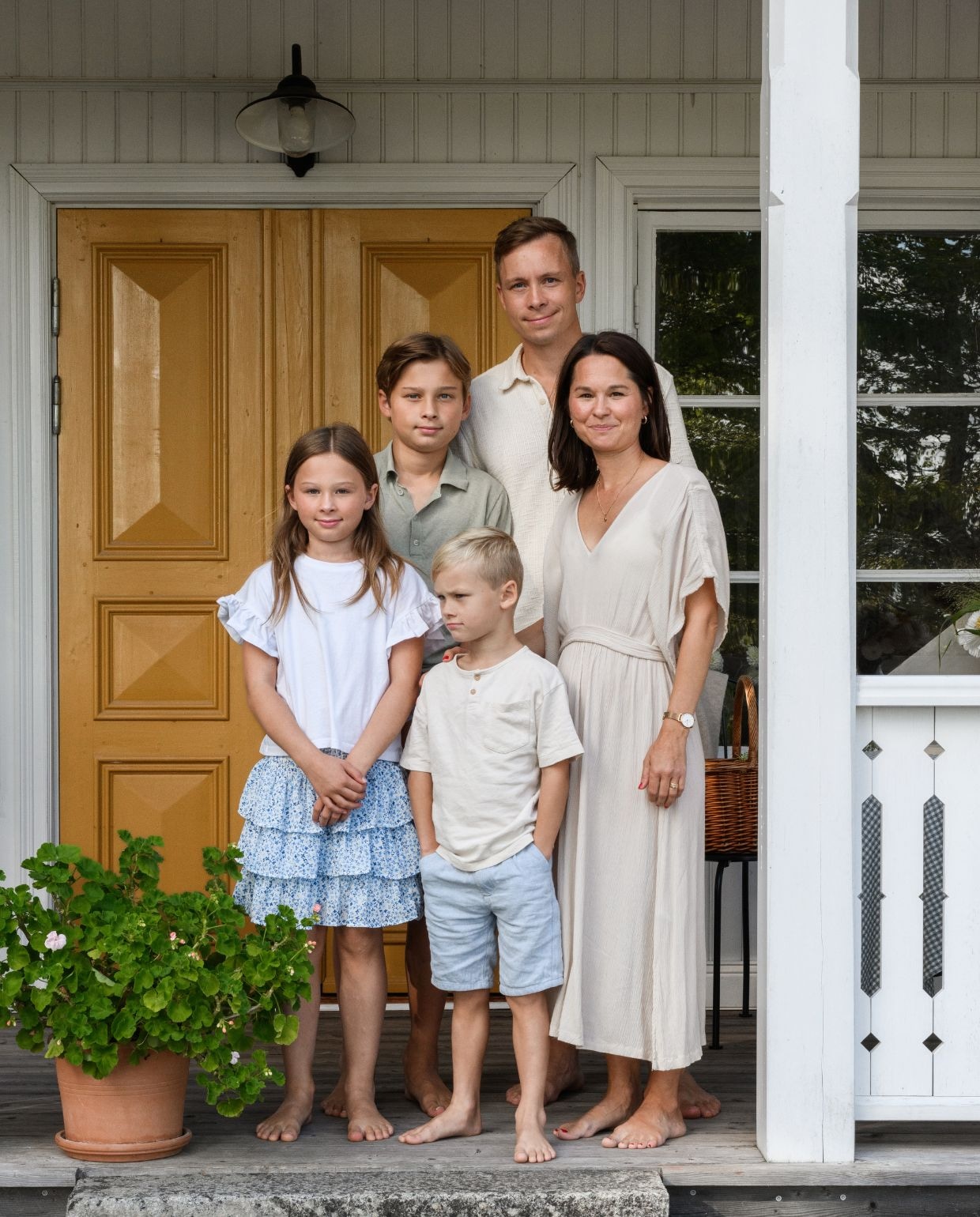 Sofie Redegard (38, leraar, hobby bloemist), Johannes Redegard (38, leraar), Olle (14), Signe (12) en Alvar (7) vtwonen Landelijk 03-2026 | fotografie Rebecca Martyn