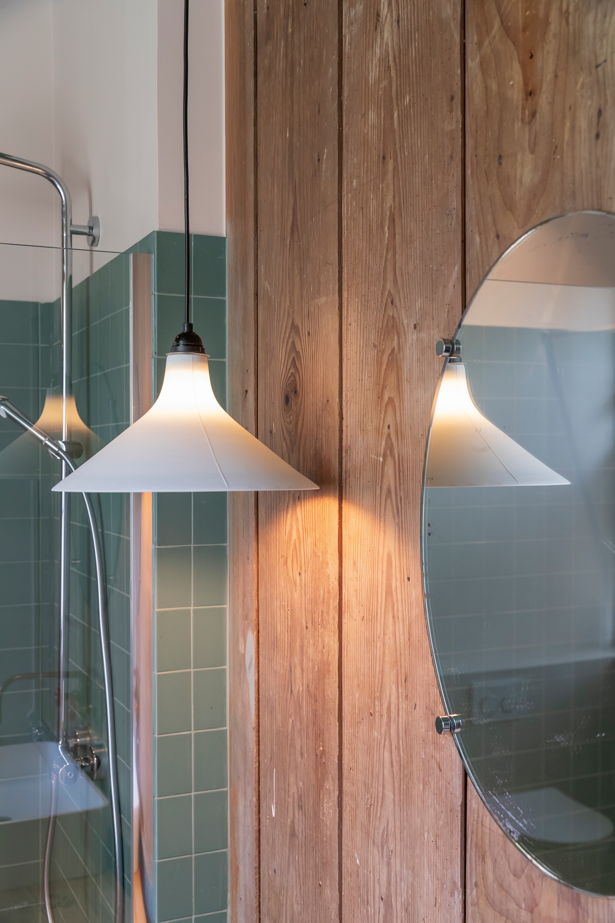 Tegels Winckelmans. Hanglamp Serax. Spiegel La Redoute. Hout wand hergebruikt. vtwonen 06-2026 | fotografie Luk Vander Plaetse
