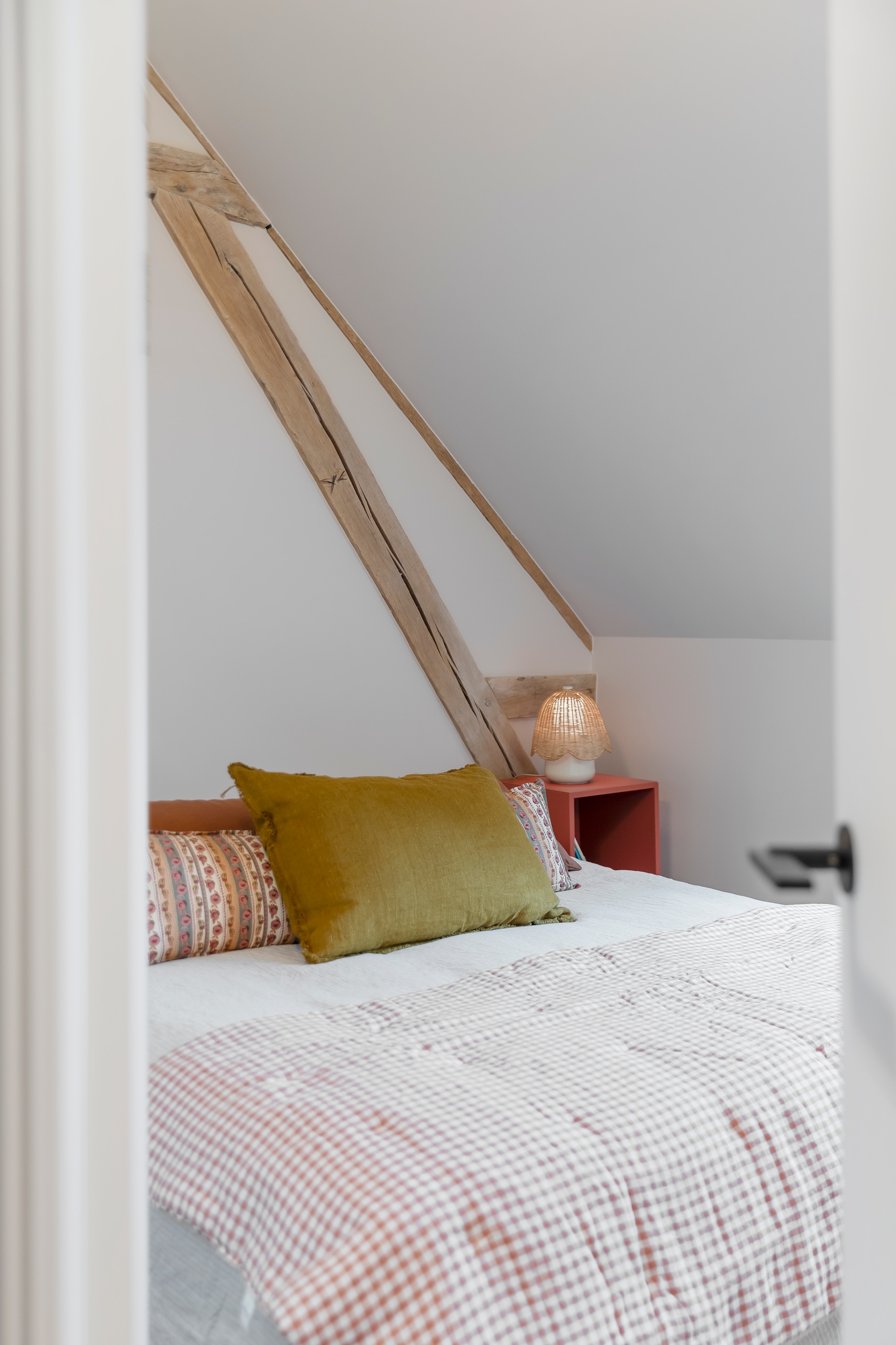 Lamp Madam Stoltz. Beddengoed Gabrielle Paris. vtwonen 06-2026 | fotografie Luk Vander Plaetse