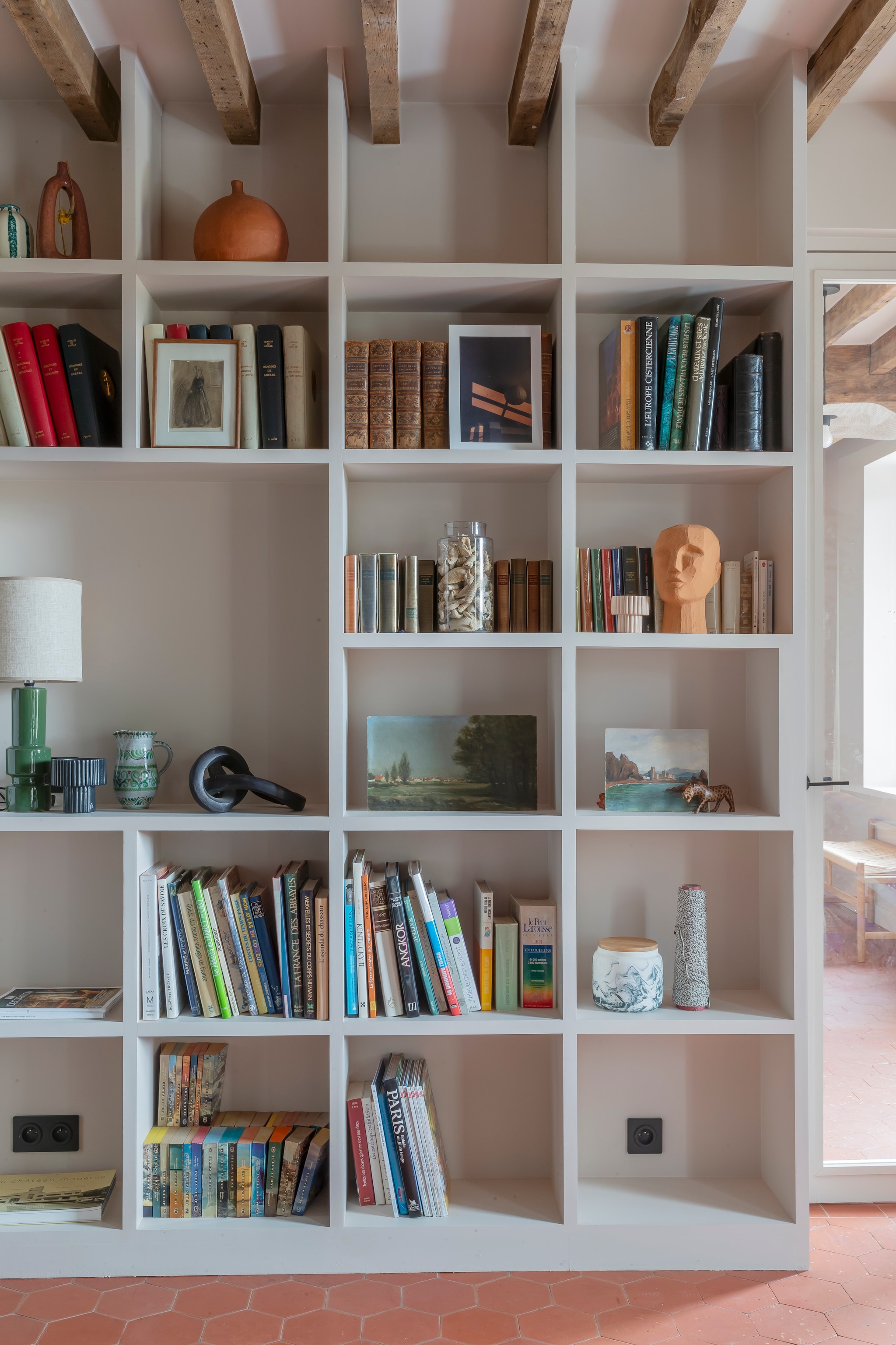 Kast maatwerk. Vergelijkbare terracotta hexagon tegels Tegels in Huis. vtwonen 06-2026 | fotografie Luk Vander Plaetse