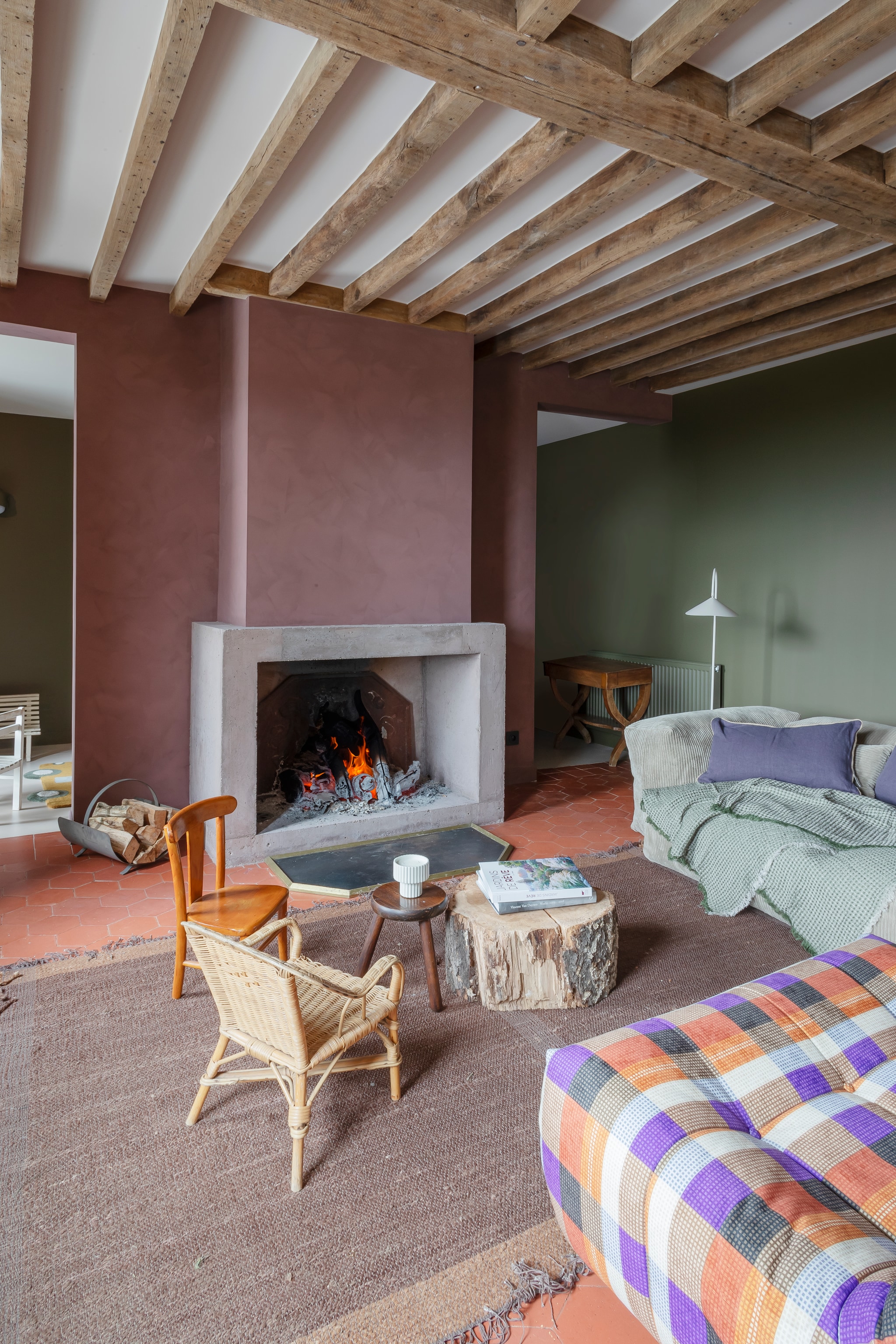 Vloerlamp Ferm Living. Bank Vetsak. Fauteuil HKliving. Overig vintage. vtwonen 06-2026 | fotografie Luk Vander Plaetse