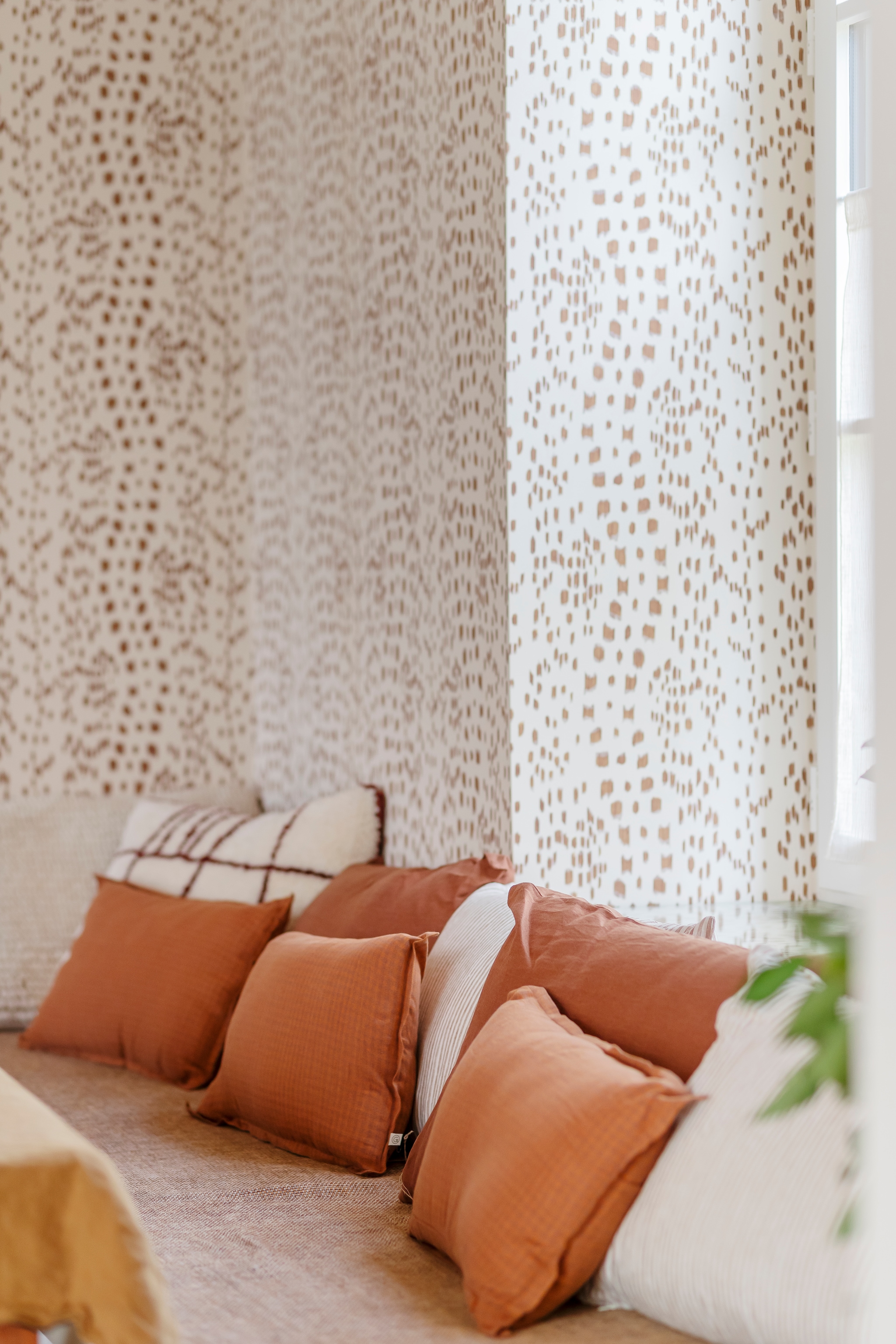 Behang Les Touches van Brunschwig & Fils. Kussens maatwerk. vtwonen 06-2026 | fotografie Luk Vander Plaetse
