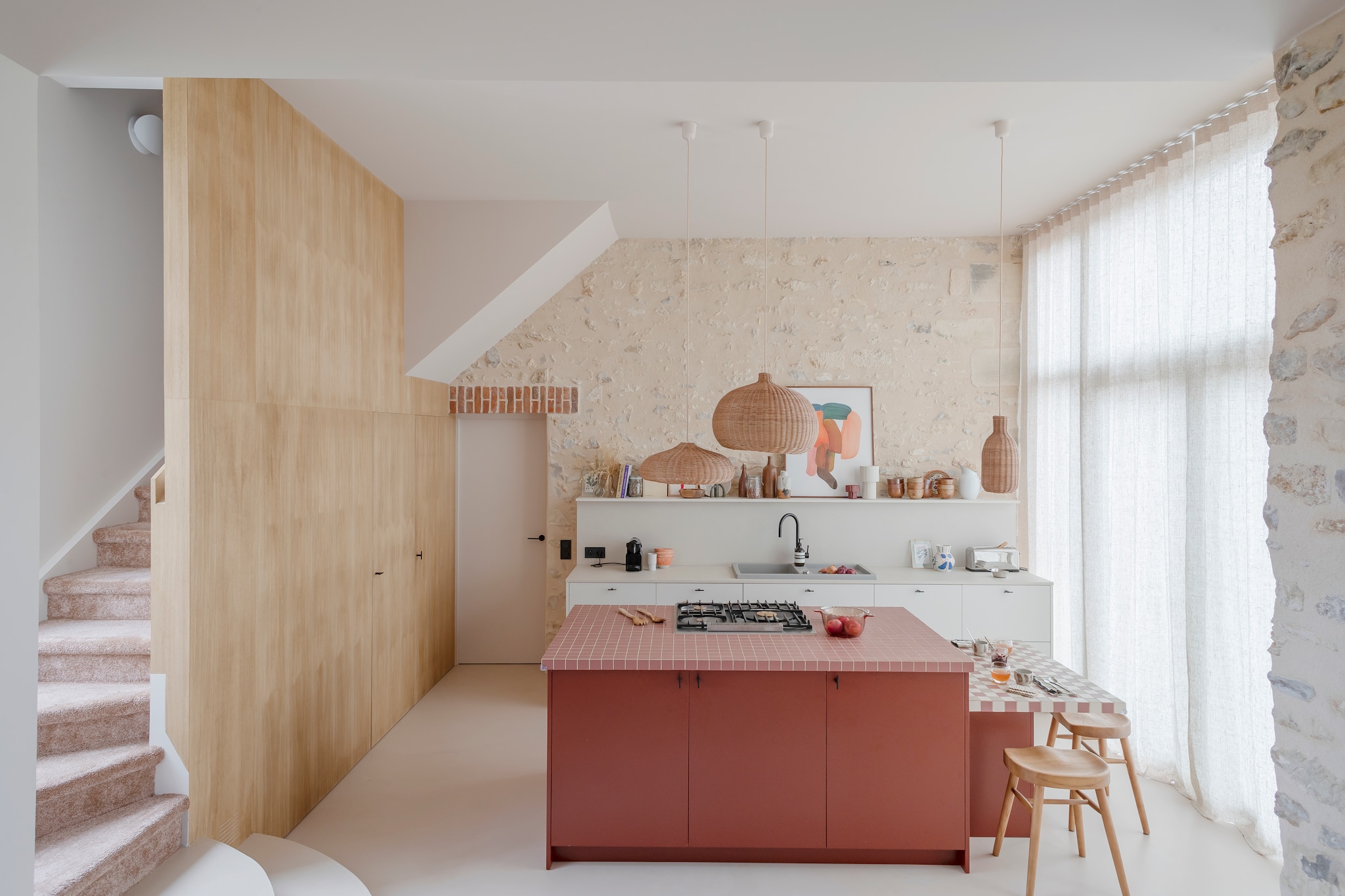 Keuken Snaidero. Eiland Valdesign. Beton ciré-vloer Ad Lucem. Gootsteen Blanco. Tegels Winckelmans. Krukken Zara Home. Deurklinken en kastknoppen Dauby. Lampen Ferm Living. vtwonen 06-2026 | fotografie Luk Vander Plaetse