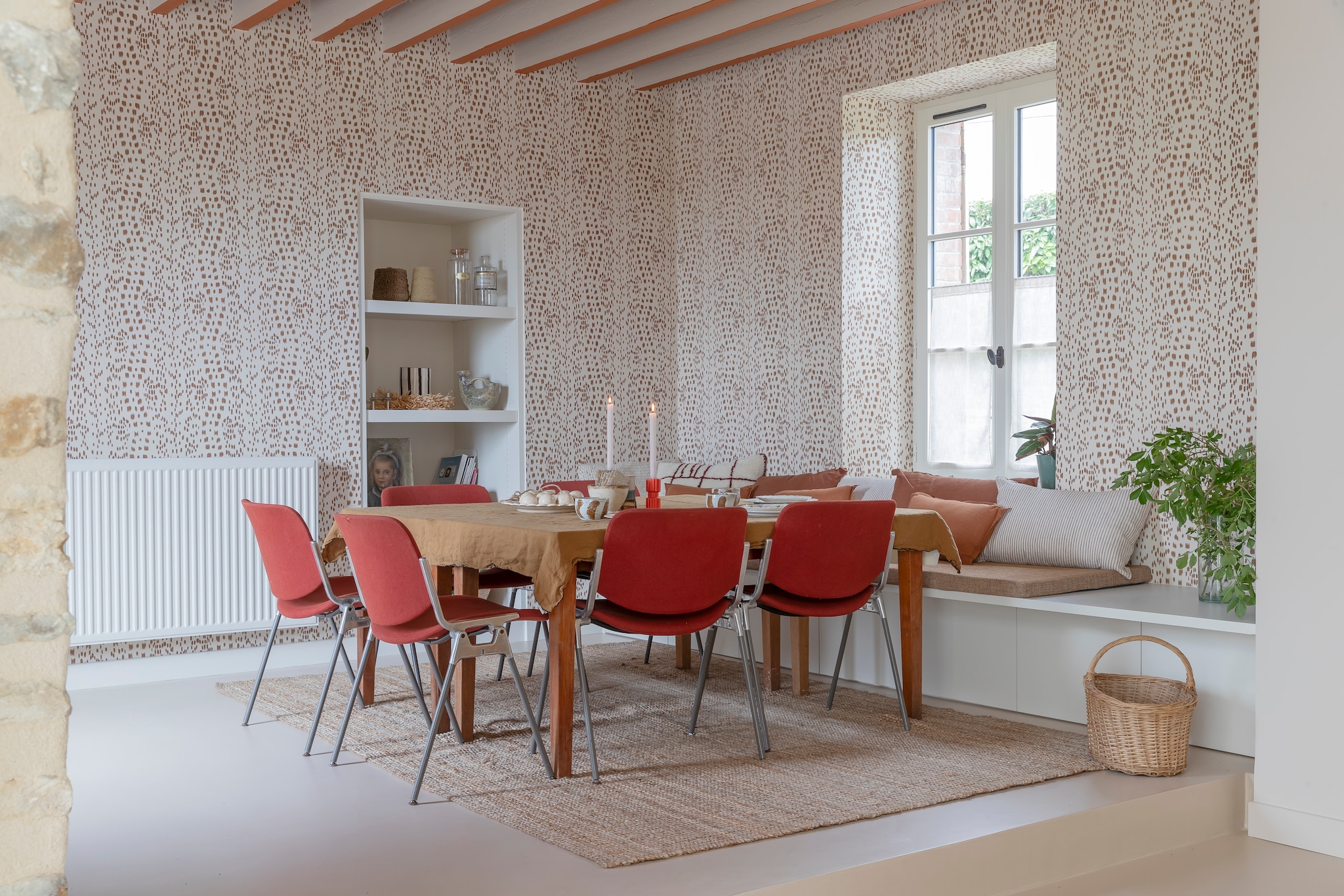Behang Les Touches van Brunschwig & Fils. Kussens, bank en kast maatwerk. Vloer Ad Lucem. Stoelen en tafels vintage. vtwonen 06-2026 | fotografie Luk Vander Plaetse