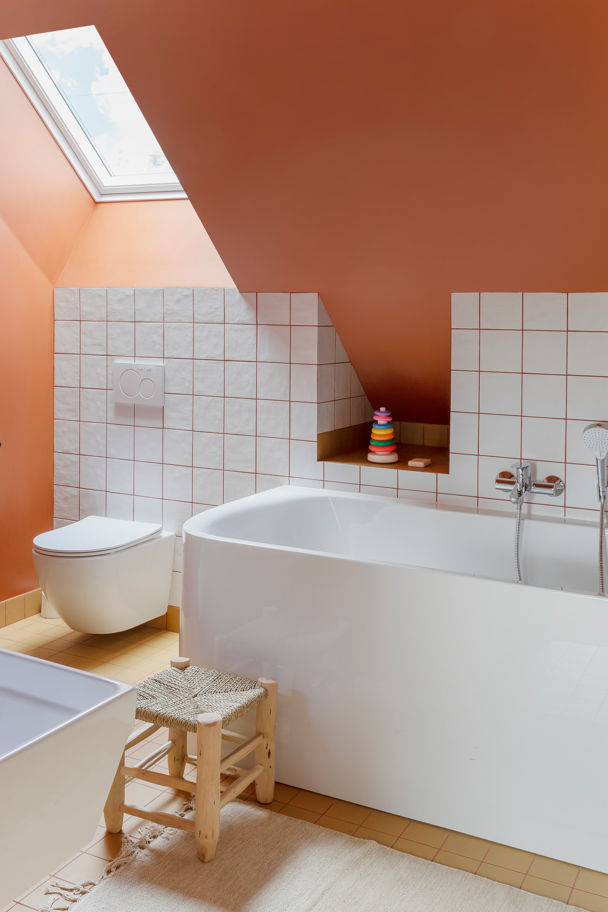 Kruk uit Marokko. Vergelijkbaar ligbad Best Design via Sanexo. vtwonen 06-2026 | fotografie Luk Vander Plaetse