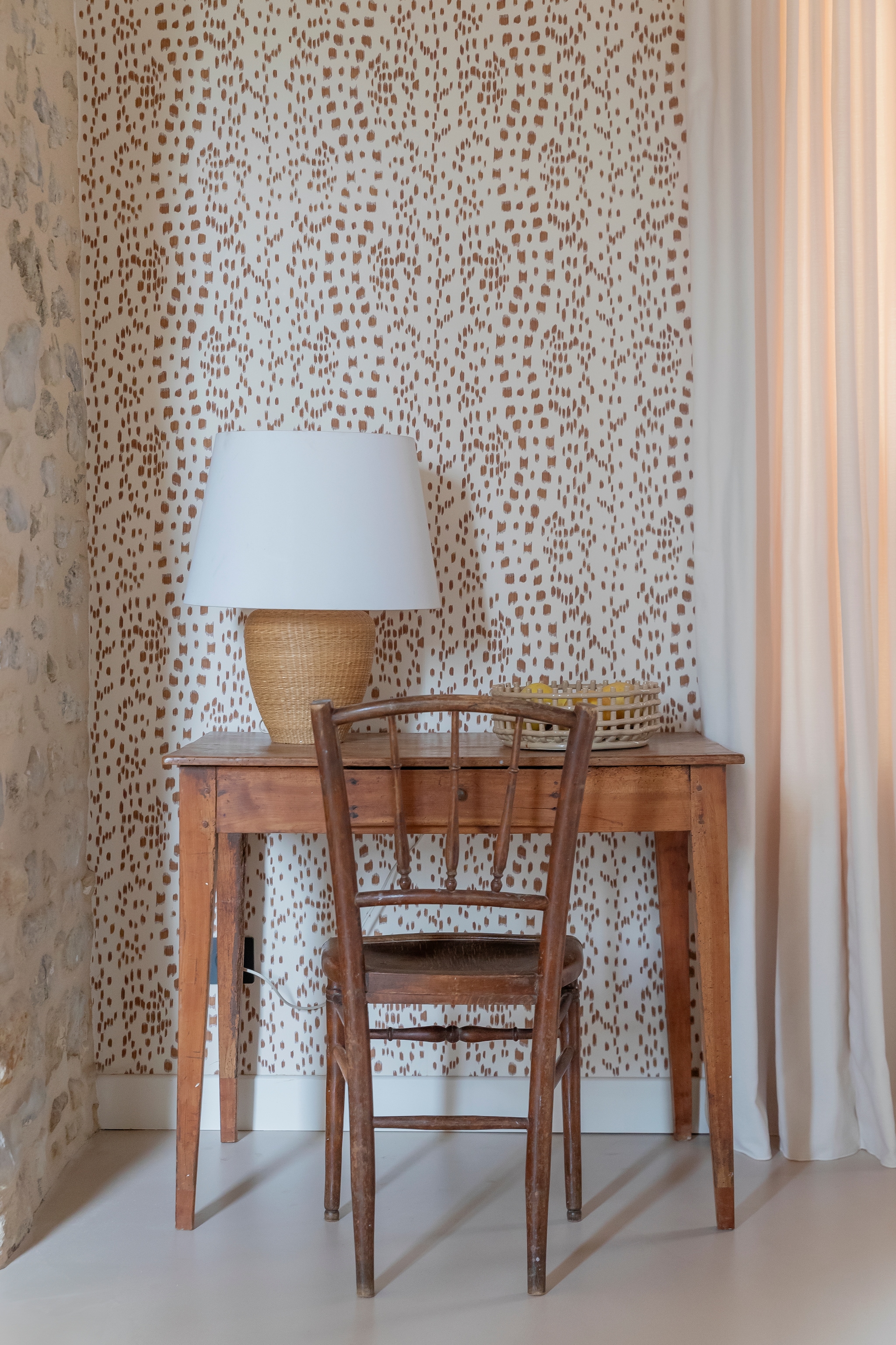 Behang Les Touches van Brunschwig & Fils. Tafel en stoel vintage. Lamp Ferm Living. vtwonen 06-2026 | fotografie Luk Vander Plaetse