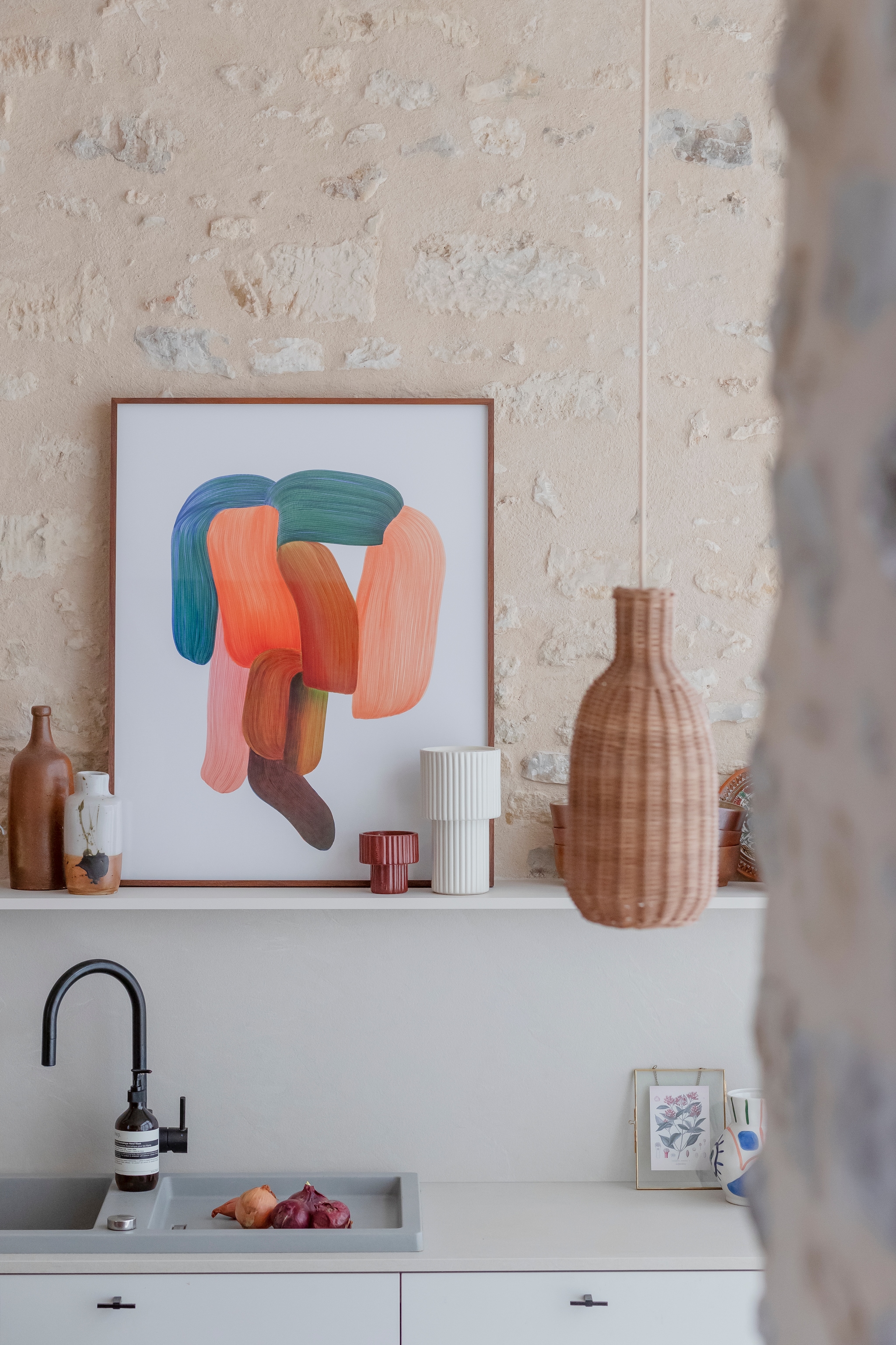 Gootsteen Blanco. Deurgreepjes Dauby. Print Suzanne Lustig via The Poster Club. Lampen Ferm Living. Vazen vintage Zara Home. Zeep Aesop. vtwonen 06-2026 | fotografie Luk Vander Plaetse