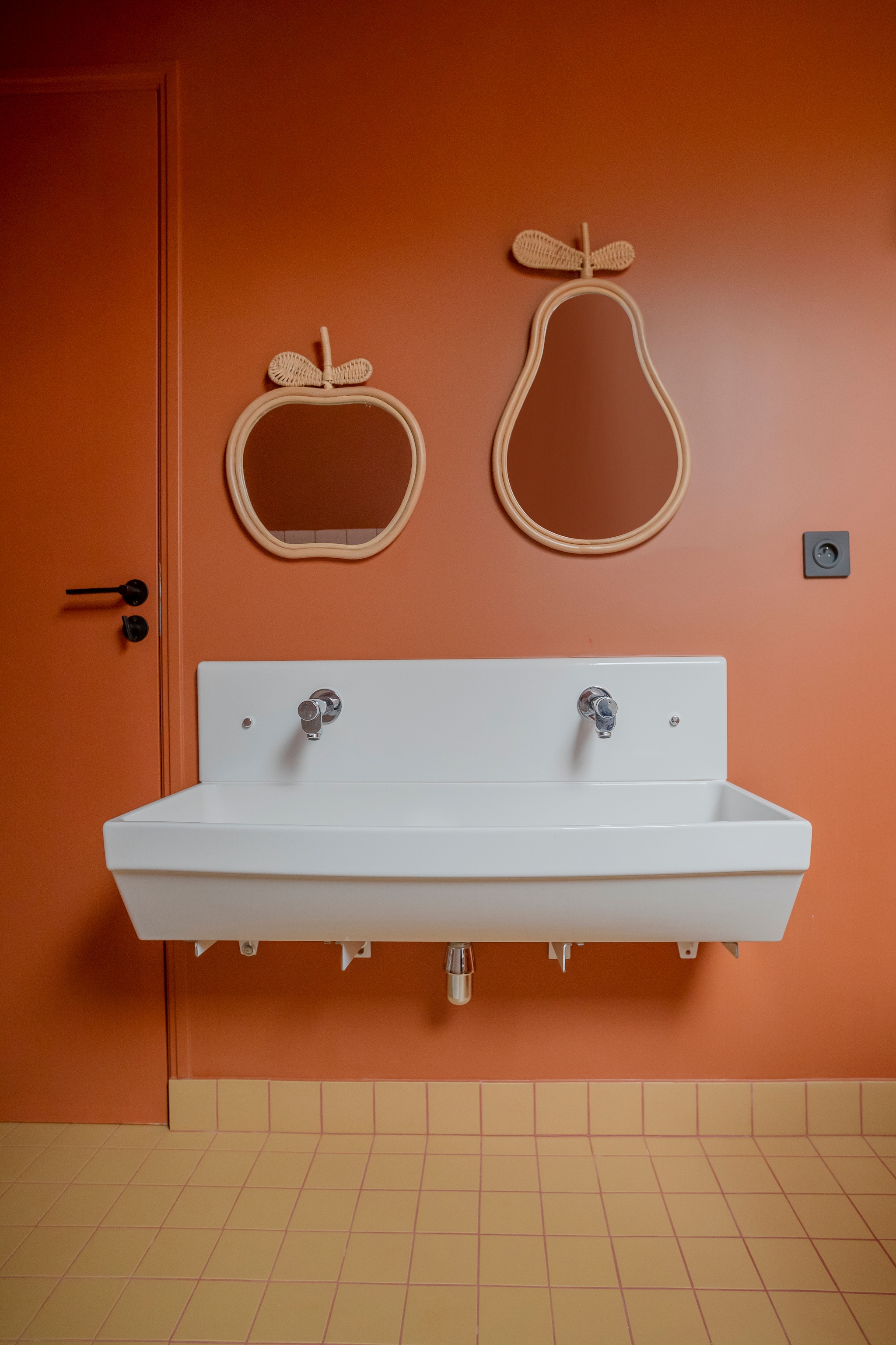 Wasbak Jacob Delafon. Deurkruk Dauby. Verfkleur Rouge de Pozzuoli van Argile. Vloertegels Winckelmans. Spiegels Ferm Living. vtwonen 06-2026 | fotografie Luk Vander Plaetse