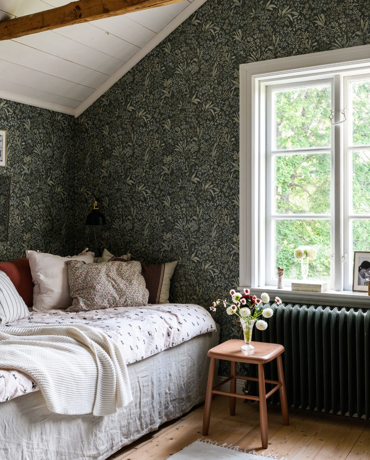 Behang Nocturne van Boråstapeter. Kruk en vaas tweedehands. Bloemen uit eigen tuin. Plaid Ikea. Vloerkleed Åhléns. Kussens Himla en Garbo & Friends. vtwonen Landelijk 03-2026 | fotografie Rebecca Martyn