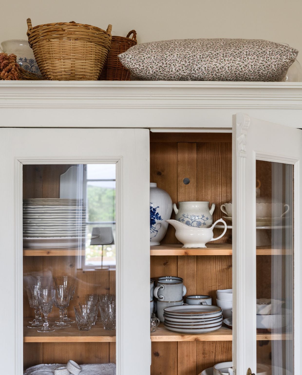 Grote witte vitrinekast Dakabom. Servies tweedehands, erfstukken en Ikea. vtwonen Landelijk 03-2026 | fotografie Rebecca Martyn