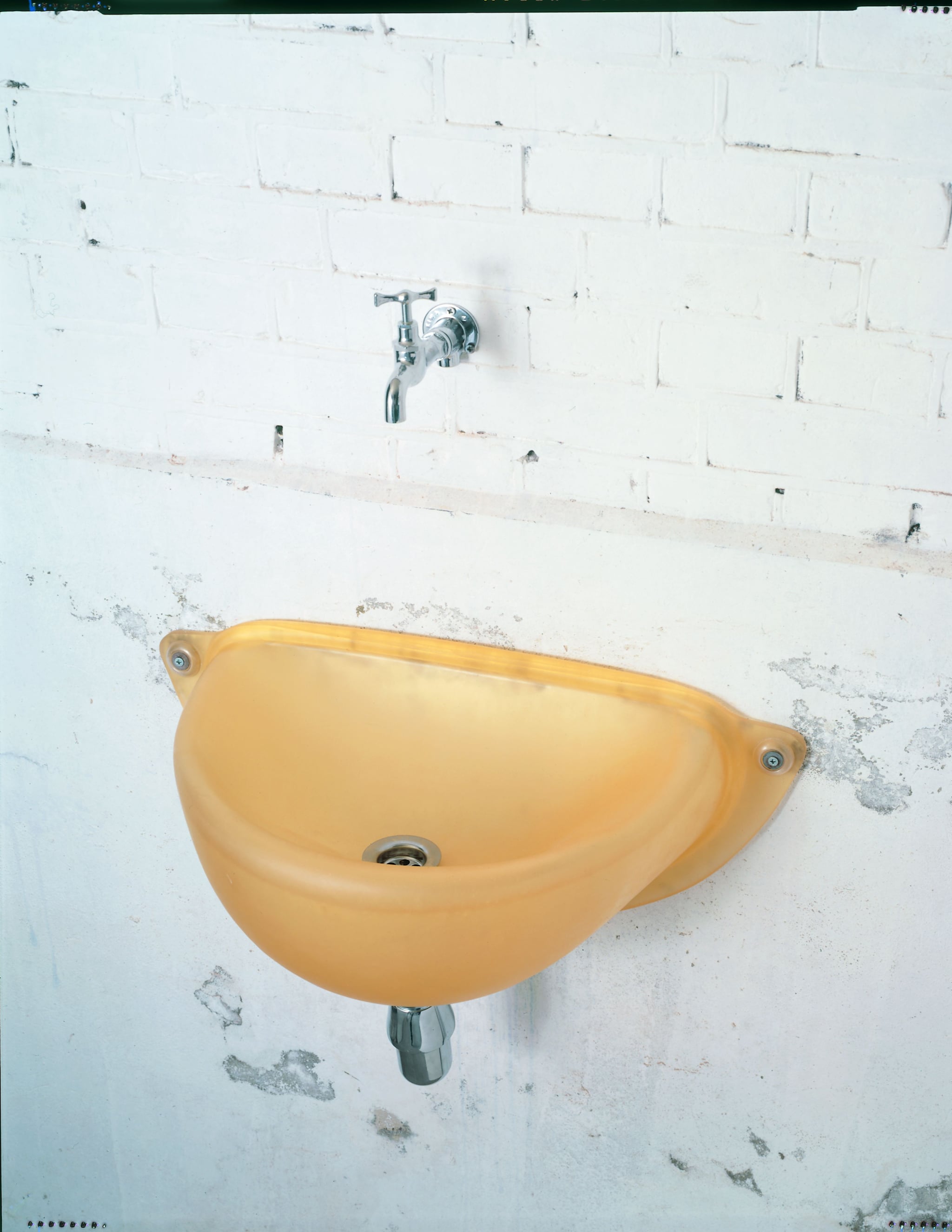 Pushed Washtub uit 1996. Hella was een van de eerste designers die experimenteerde met Pu-rubber. vtwonen Design 06-2026