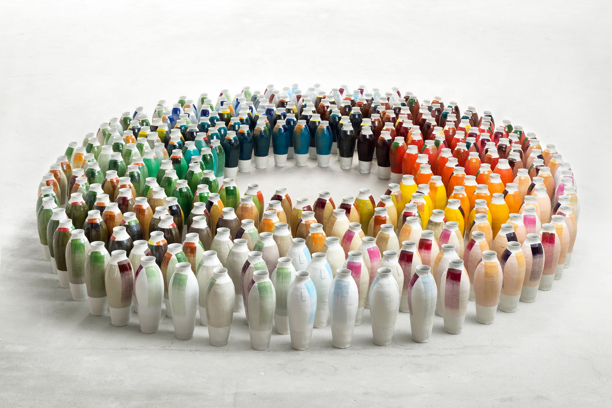 Coloured Vases, Series 3 (2010), geproduceerd door Royal Tichelaar Makkum. De driehonderd zelfgemaakte kleuren weerspiegelen de kleurintensiteit van oude schilderijen.