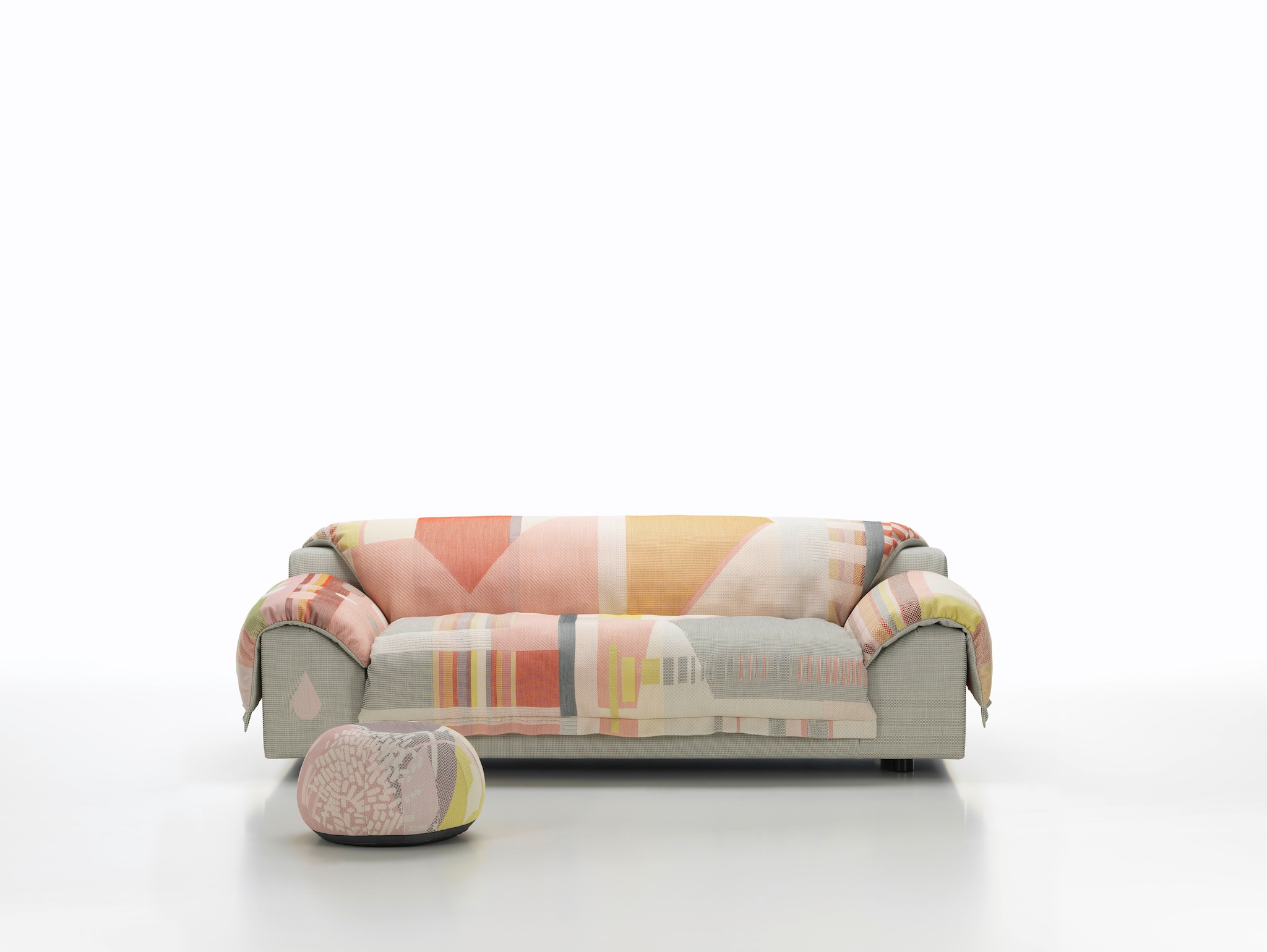 Sofa Vlinder pusht de grenzen van weeftechnieken en technologie. Een limited edition voor Vitra in 2019. vtwonen Design 06-2026 | fotografie Jongeriuslab