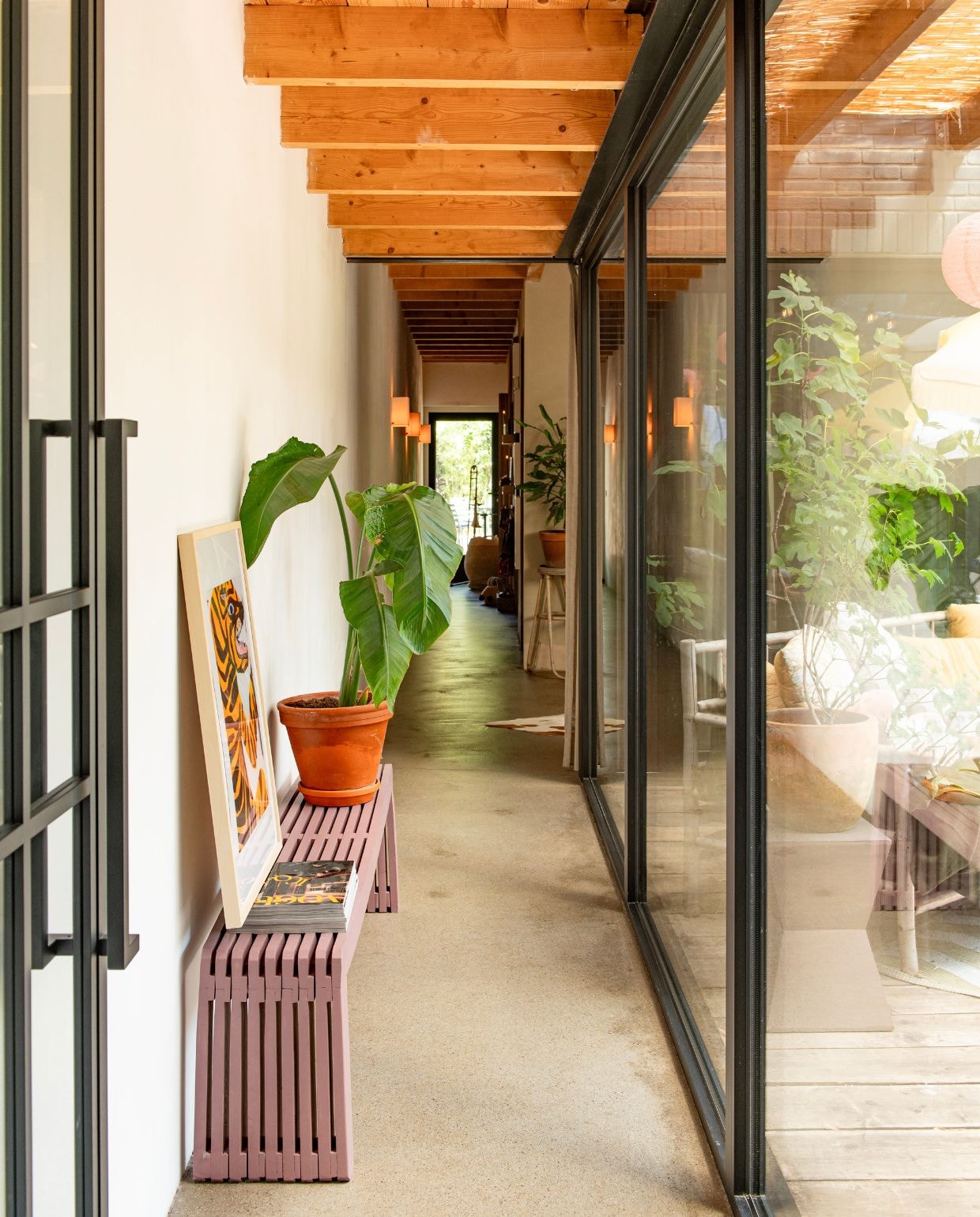 Lattenbank gemaakt door de vader van Lenneke. Fotolijst Ikea met eigen print. vtwonen 03-2026 | fotografie Caroline Coehorst