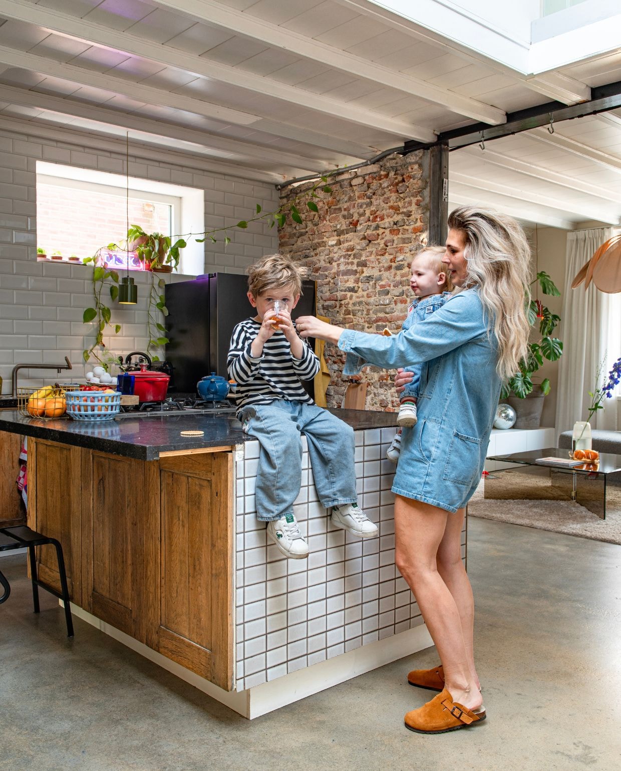 Het keukeneiland van Marktplaats stond oorspronkelijk tegen een muur. Die onafgewerkte kant bekleedden de bewoners met tegels. vtwonen 03-2026 | fotografie Caroline Coehorst