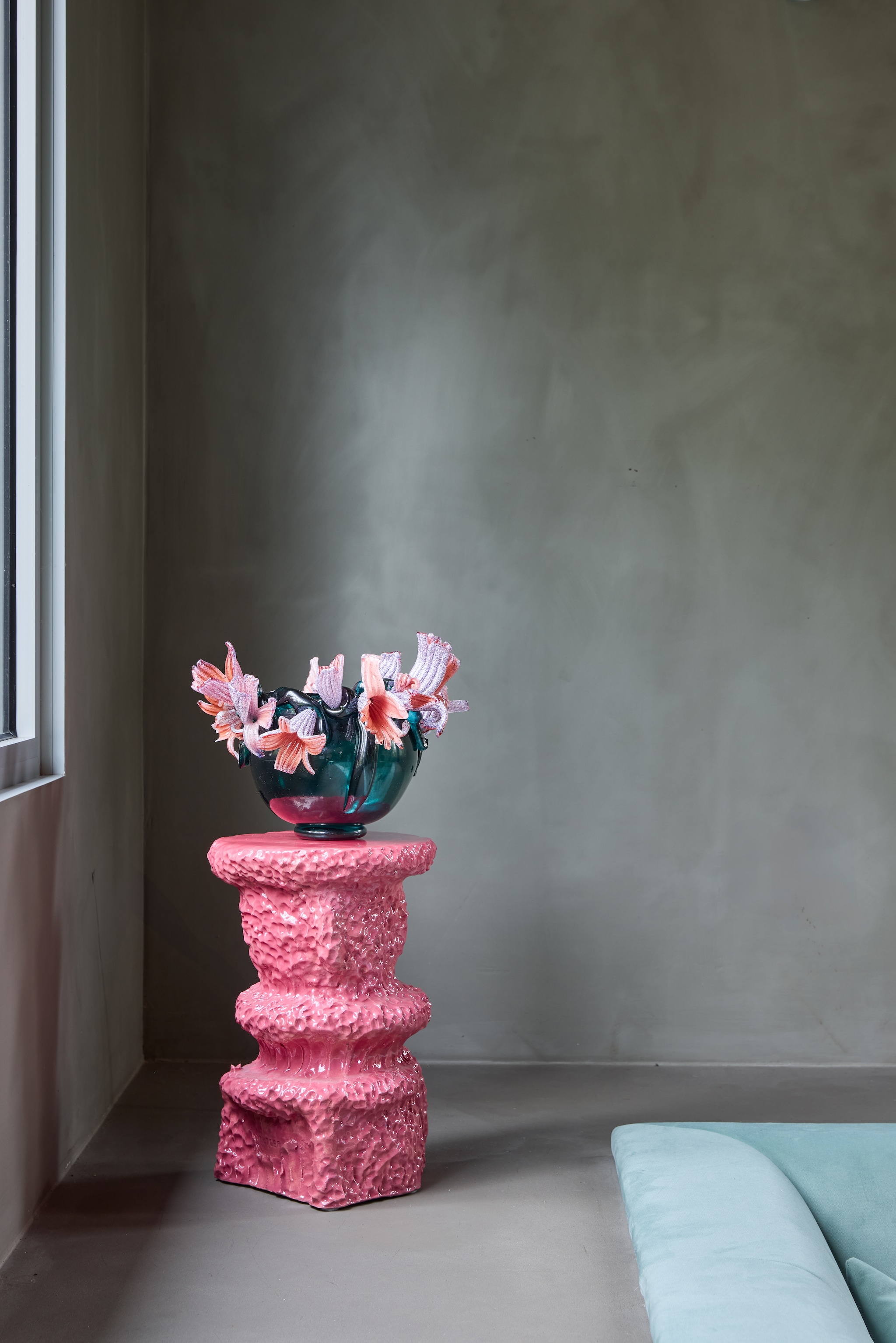 Rutger de Regt stool Mommy, keramiek, pink, 30x44 cm (Øxh) € 1150,- (frozenfountain.com). Bernard Heesen vaas, glas prijs op aanvraag (deoudehorn.com). vtwonen 06-2026 | styling Kelly van Gendt | fotografie Peggy Janssen