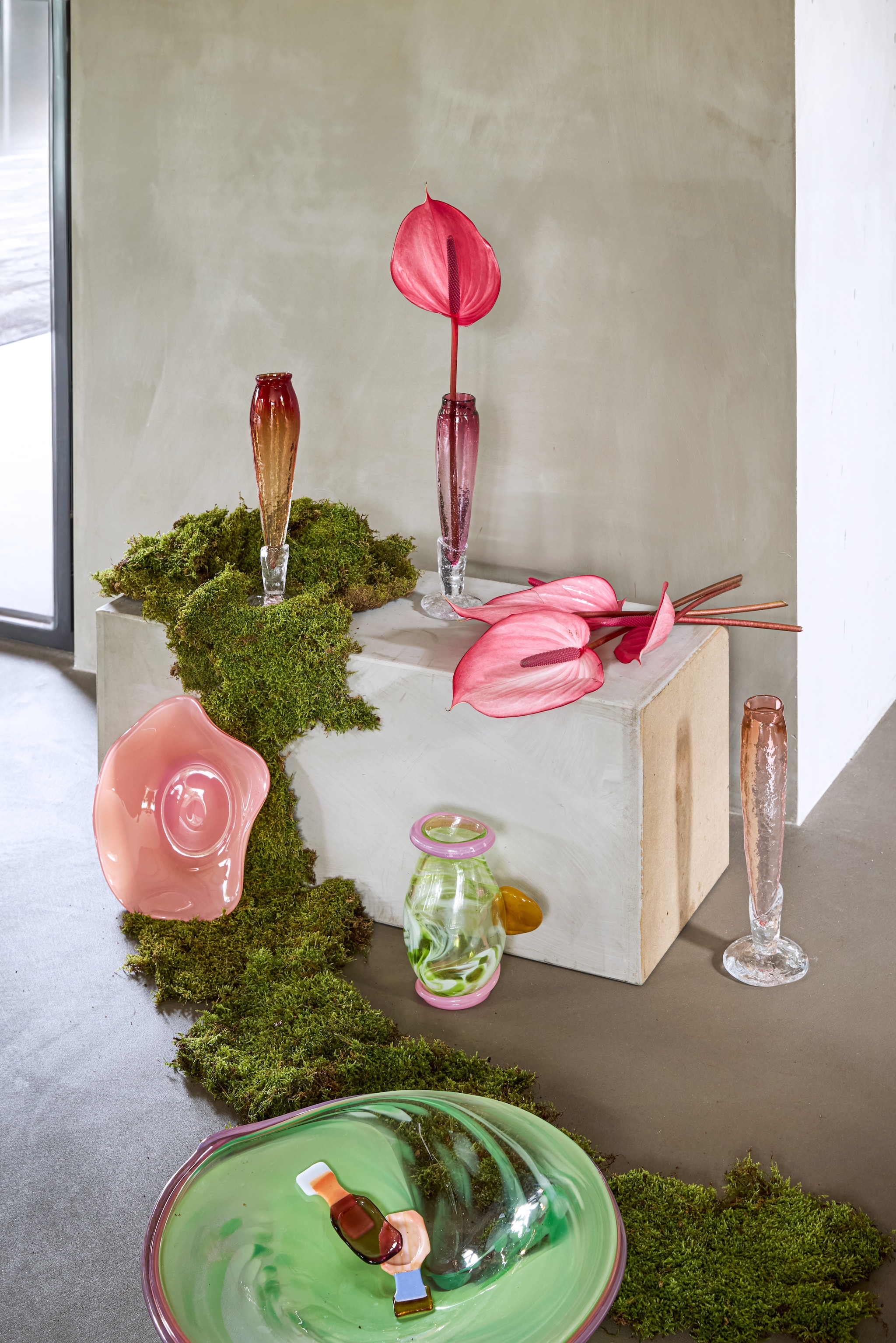 Bernard Heesen glazen Flûtes, glas, paars, rood en roze, per stuk € 45,-(deoudehorn.com). Helle Mardahl schaal The Deep Plate, glas, rubarb € 220,- (hellemardahl.com). Sandra Keja Planken vaas, glas, groen, roze en oranje, prijs op aanvraag, schaal, glas, groen en lila € 899,- (sandrakejaplanken-noun.com). Fleur Peters amuselepels Sugar, glas, set van 4 € 55,- (studiofleurpeters.nl). vtwonen 06-2026 | styling Kelly van Gendt | fotografie Peggy Janssen