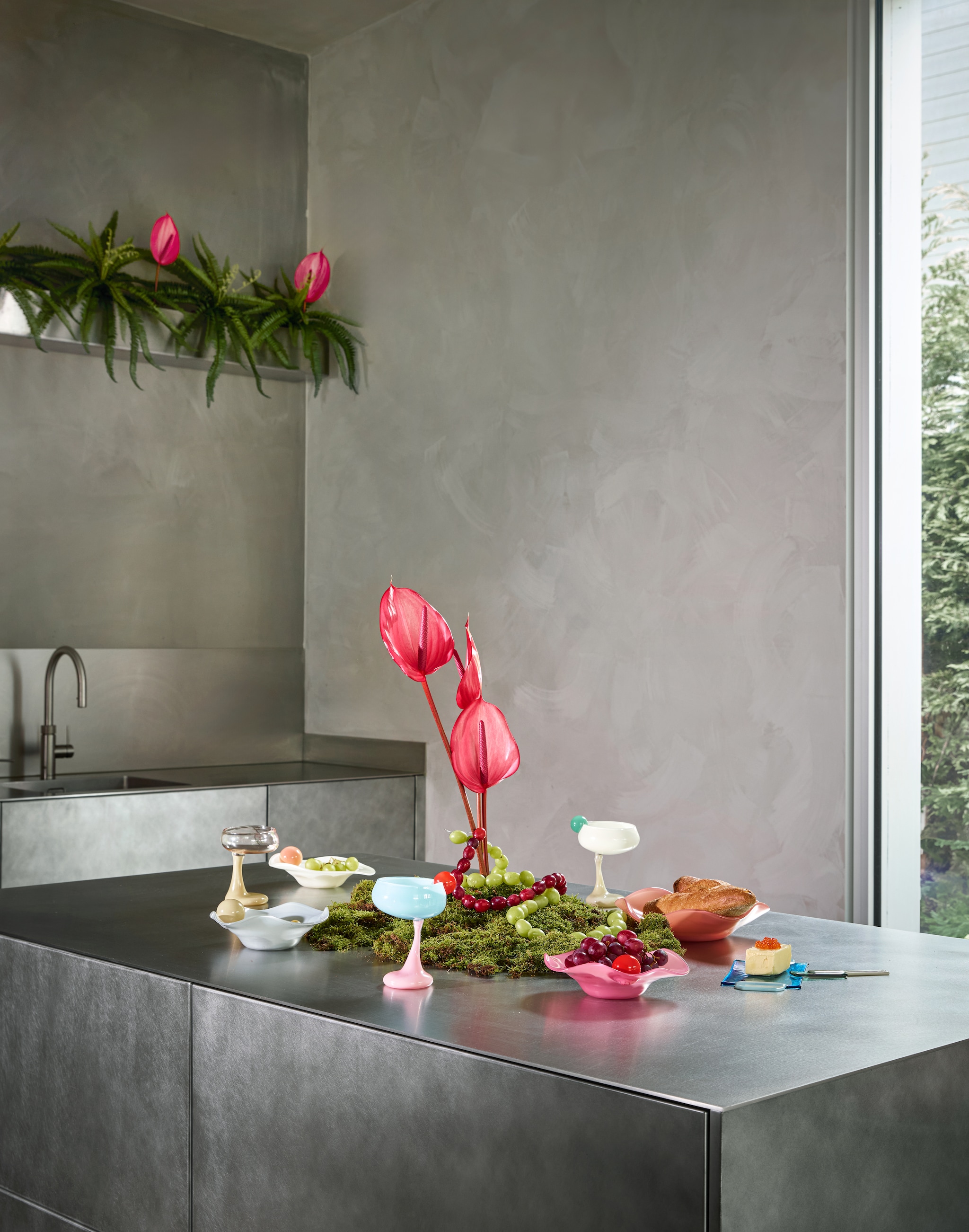 Sandra Keja Planken schaal, glas, groen en lila, € 899,- (sandrakejaplanken-noun.com). Meester in bloemen bloemen anthurium, prijs op aanvraag (meesterinbloemen.nl). Fleur Peters boterplank en mes Gems Butter, glas, blauw en groen, € 55,- (studiofleurpeters.nl). Helle Mardahl schaal The Deep Plate, glas, rubarb € 220,-, kommen The Bowl with a twist, glas, creamy melon, coconut en caramel apple, blueberry ice cream, set van 2 € 585,-, kom The Bowl with a twist, glas, chili red and pink, € 365,-, cocktailglas The Signature Glass with a Twist, glas, spearmint, coconut, champagne, € 430,-, cocktailglas The Signature Glass with a Twist, glas, grapefruit, blue jelly, milky rose, € 430,-, cocktailglas The Signature Glas, glas, caramel apple € 360,- (hellemardahl.com). vtwonen 06-2026 | styling Kelly van Gendt | fotografie Peggy Janssen