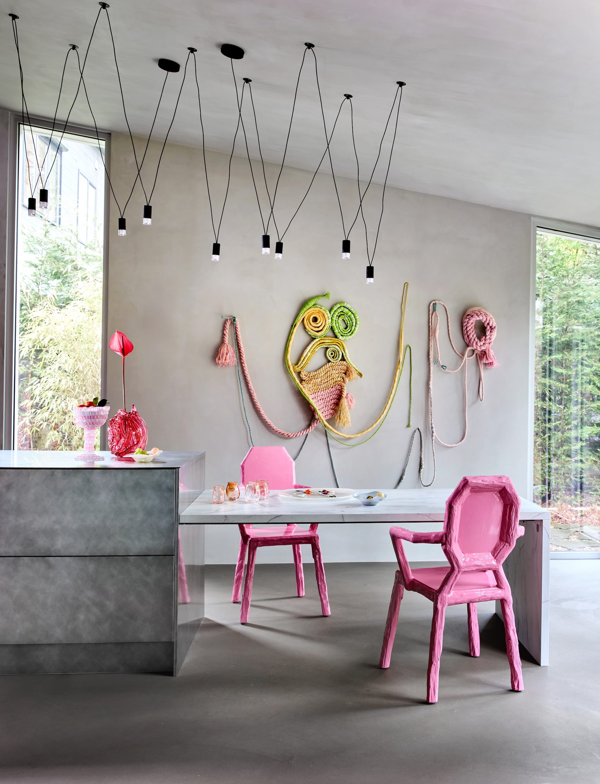 Hkliving stoel Medaillon, ontwerp Teun Zwets, Sunkaihout, roze, 64x74x97 cm (bxdxh) € 595,- (hkliving.com). Bernard Heesen glazen, glas, perzik, per stuk € 30,-, filigraan vaas, glas, roze € 950,-, gebreide bokaal, glas, roze en wit € 650,- (deoudehorn.com). Helle Mardahl kommen The Bowl with a twist, glas, creamy melon, coconut en caramel apple, blueberry ice cream, set van 2 € 585,- (hellemardahl.com). Sandra Keja Planken wandtextiel Nani Seahorse, breiwerk, touw en vlechtwerk van 12 lagen, rest- en gerecyclede garens, prijs op aanvraag (sandrakejaplanken-noun.com). vtwonen 06-2026 | styling Kelly van Gendt | fotografie Peggy Janssen