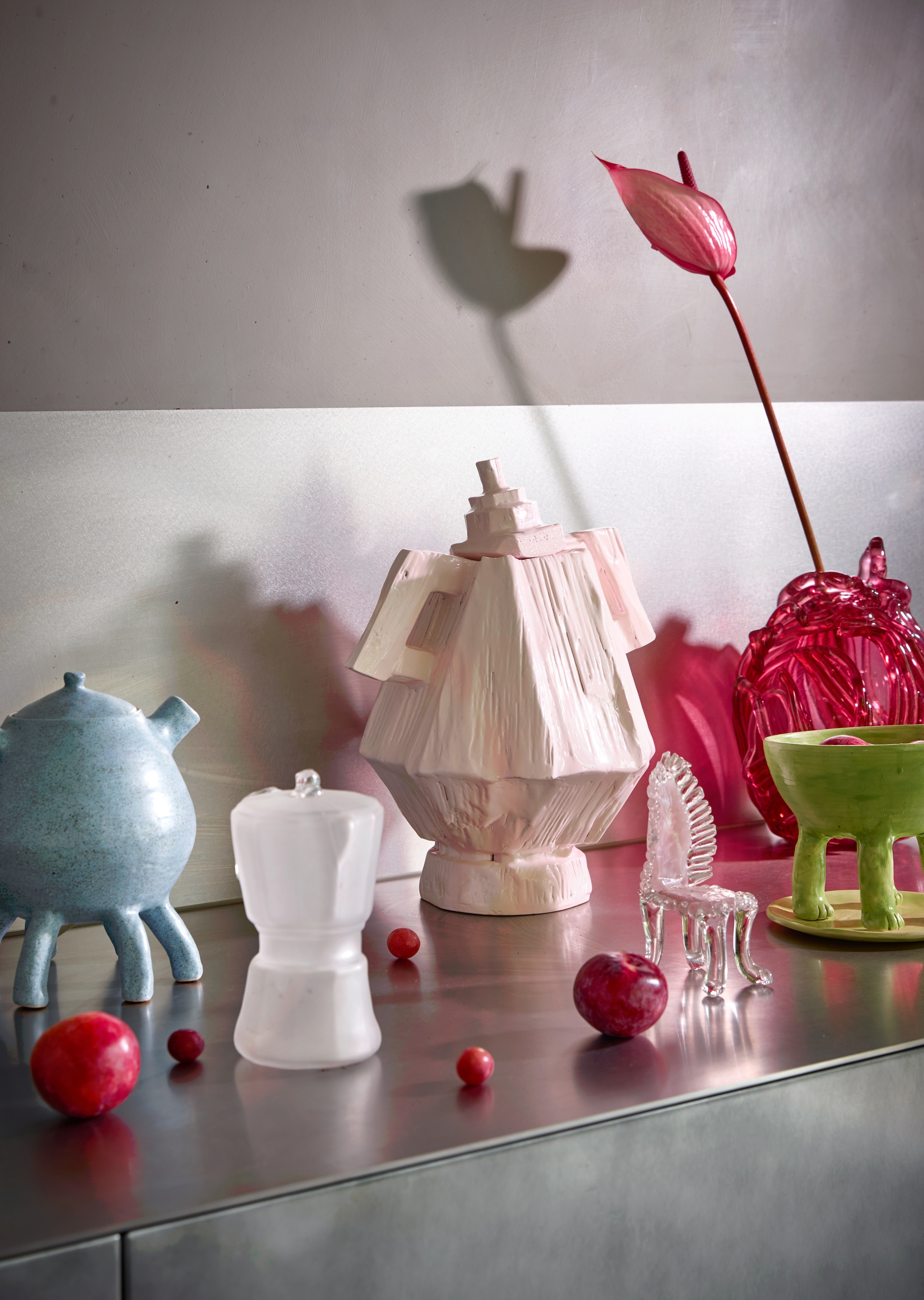 Yfke Beijer theepot XL Potjes met Pootjes, keramiek, blauw € 249,-, vergiet Potjes met Pootjes, keramiek , groen, tweedelig € 249,- (frozenfountain.com). HKliving vaas Amfora, ontwerp Teun Zwets, sunkai hout, lila, 30x28x38 cm (lxbxh) € 199,- (hkliving.com). Debby Eerens miniatuurstoel, glas, roze en wit € 75,-, Bernard Heesen filigraan vaas, glas, roze € 950,- (deoudehorn.com). Nienke Sikkema percolator, glas, wit € 250,- (instagram.com/nienke.sikkema).