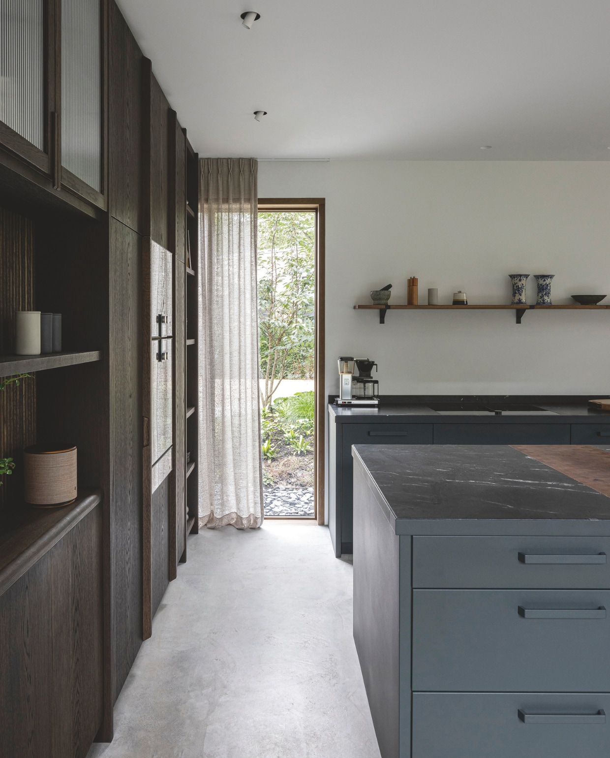 Keuken Eginstill. Gordijnen van Designs of the Time in stof Arima YP20002, via Ovs Decoratie. Koffiezetapparaat Moccamaster. Delfts blauwe vazen op plank Royal Sphinx van Boch. vtwonen design 02-2026 | fotografie Tim Van de Velde