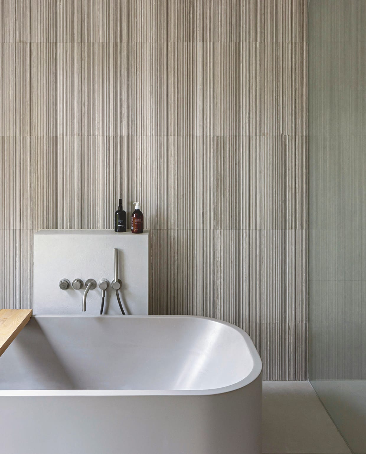 Ligbad Piet Boon by Cocoon. Kranen en douchekop Cocoon. Wandtegels Salvatori. vtwonen design 02-2026 | fotografie Tim Van de Velde