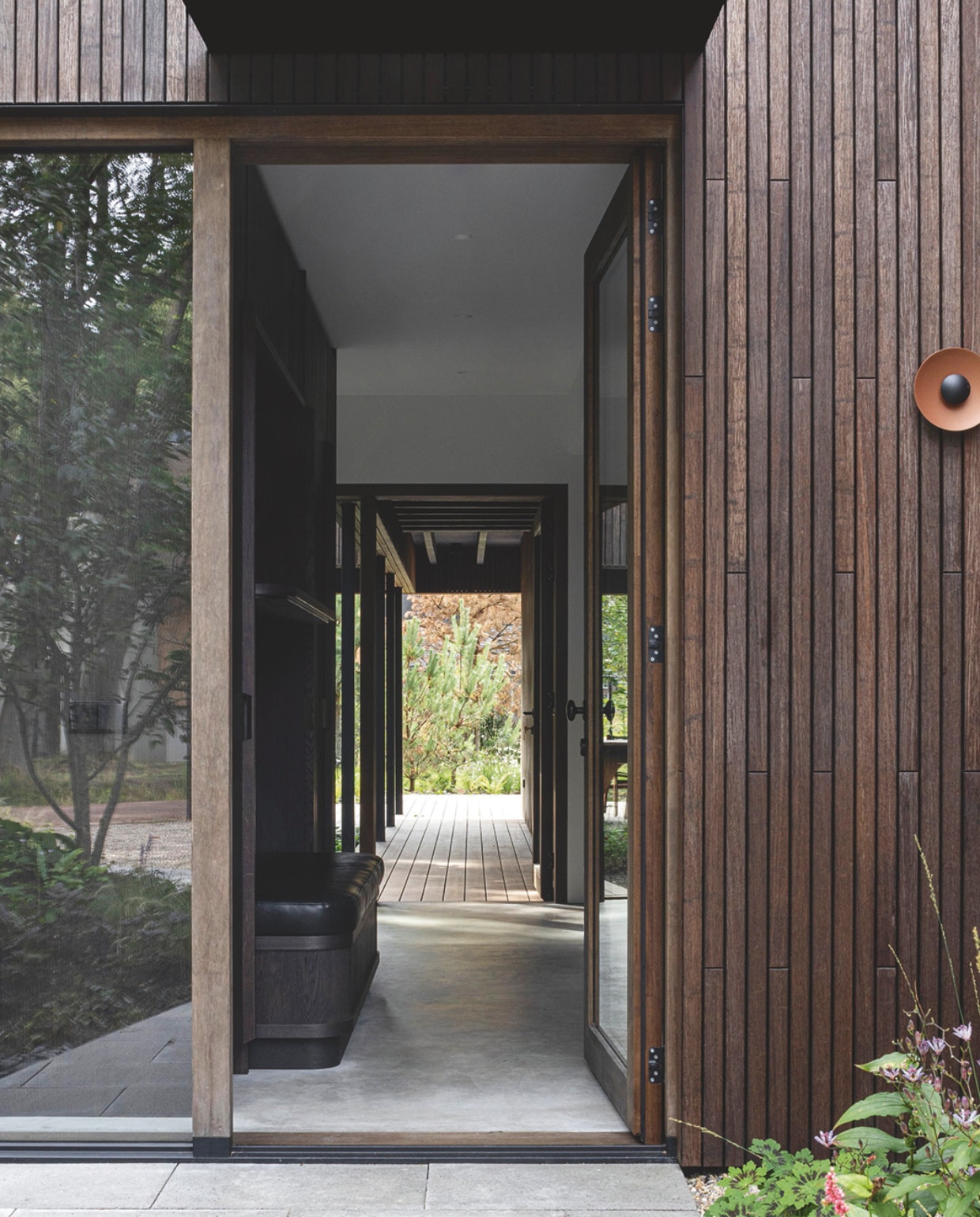 buitenwandlamp Ginger van Marset, ontworpen door Joan Gaspar. vtwonen design 02-2026 | fotografie Tim Van de Velde