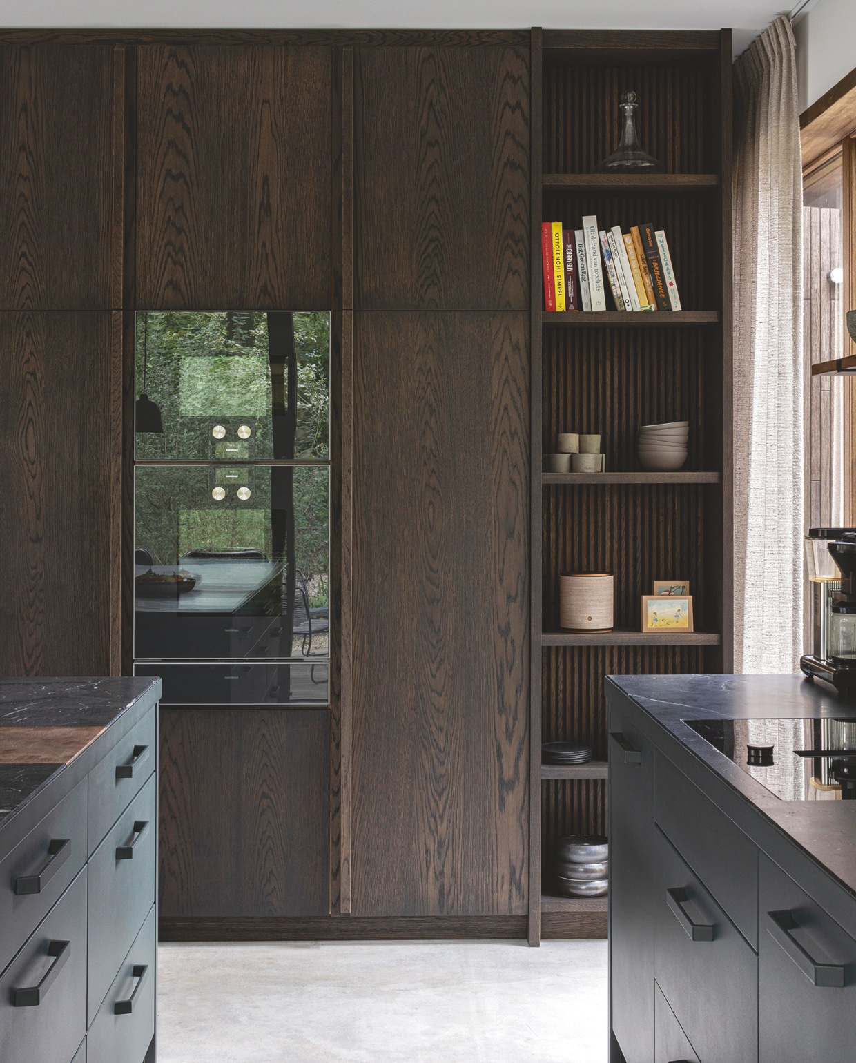 Keuken Eginstill. Gordijnen van Designs of the Time in stof Arima YP20002, via Ovs Decoratie. Koffiezetapparaat Moccamaster. Delfts blauwe vazen op plank Royal Sphinx van Boch. vtwonen design 02-2026 | fotografie Tim Van de Velde