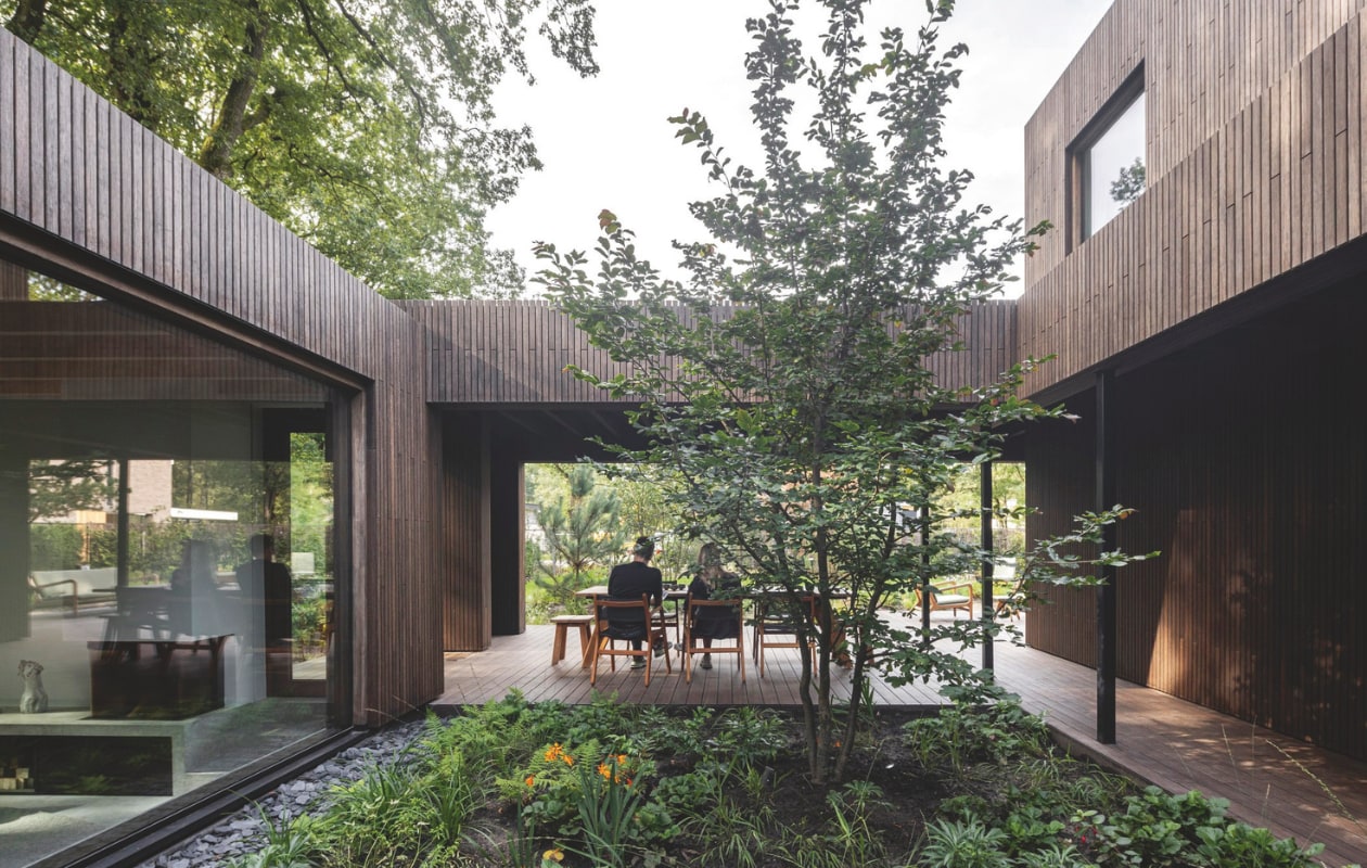 De patio vormt de kern van het ontwerp en verbindt alle delen van het huis. vtwonen design 02-2026 | fotografie Tim Van de Velde