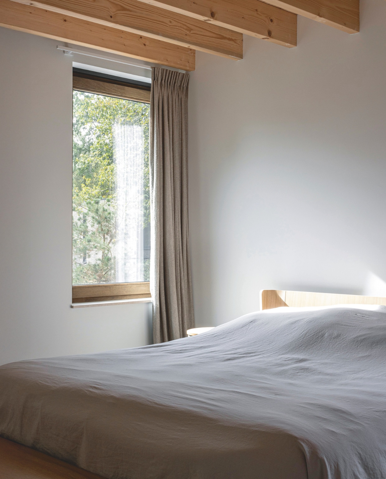 Bed Auping. Soortgelijk biologisch, fairtrade beddengoed Yumeko. Gordijnen van Designs of the Time in stof Arima YP20002, via Ovs Decoratie. vtwonen design 02-2026 | fotografie Tim Van de Velde