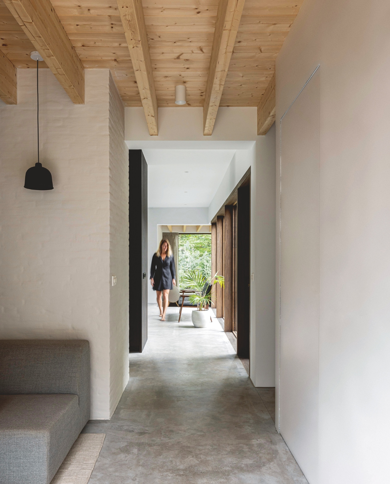 Hanglamp Muuto. Bank onbekend, vergelijkbaar Studio Henk. Soortgelijke plantenpot Atelier Vierkant. vtwonen design 02-2026 | fotografie Tim Van de Velde