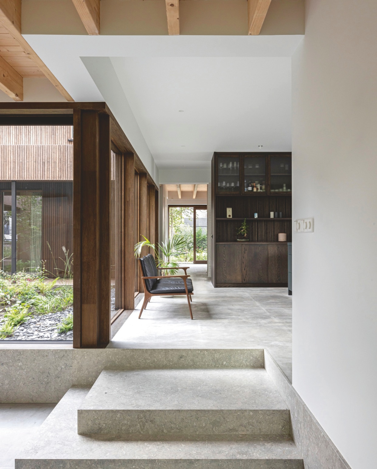 Bank Rén Lounge Chair Two Seater van Stellar Works. Keuken Eginstill. De traptreden zijn bekleed met Grigio Alpi-kalksteen. vtwonen design 02-2026 | fotografie Tim Van de Velde