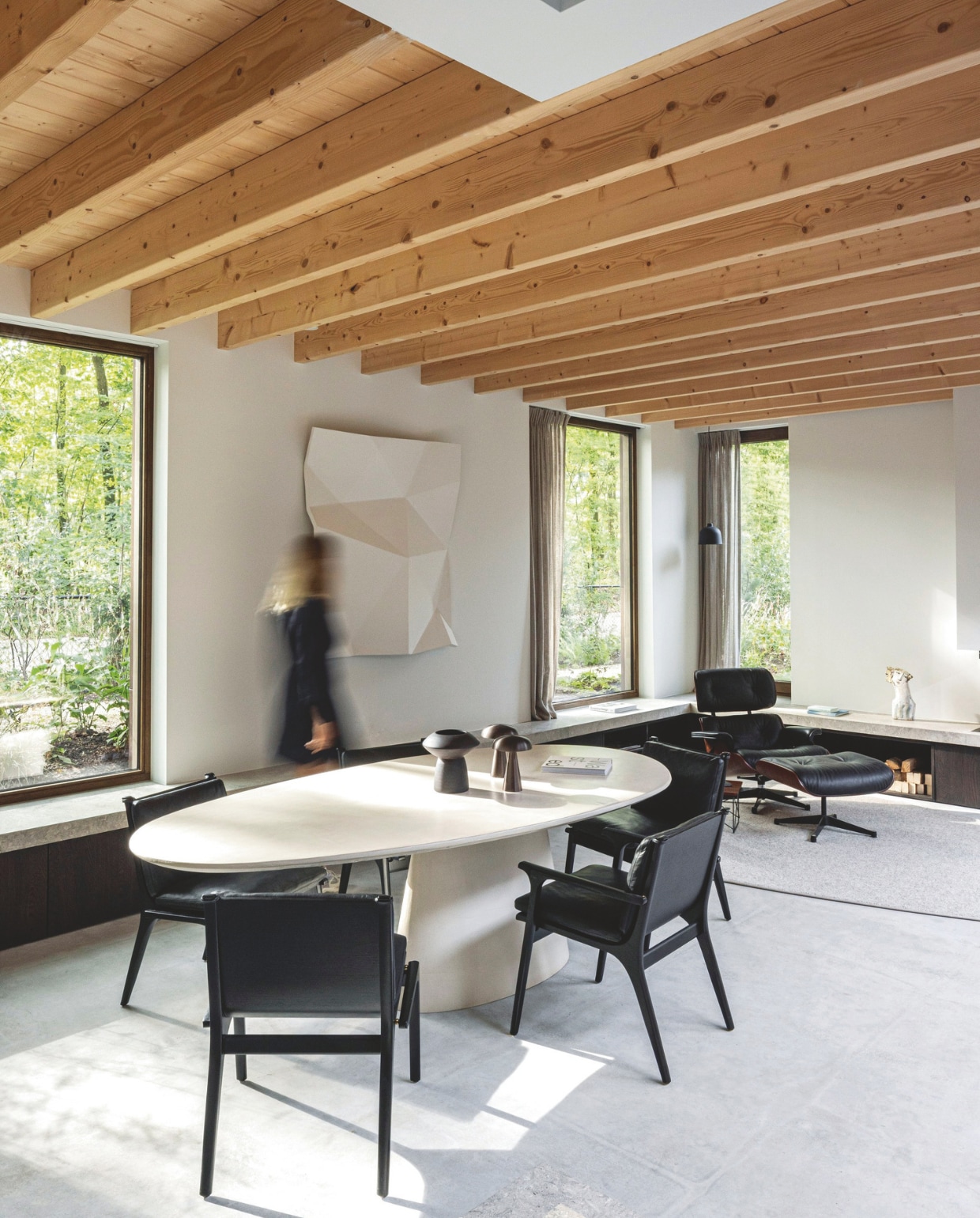 Stoelen Rén Dining Armchair van Stellar Works in eiken/zwart. Tafel Purdey D Design. Tafellampen &Tradition. Vloerkleed Desso. Loungestoel en ottoman van Ray en Charles Eames. Haard Kalfire W66/48S. Hanglamp Muuto. Kunst onbekend. vtwonen design 02-2026 | fotografie Tim Van de Velde