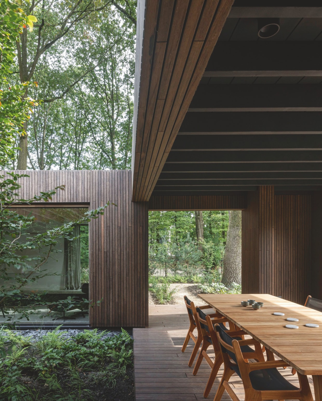 Buitenmeubilair Wolfwood. vtwonen design 02-2026 | fotografie Tim Van de Velde